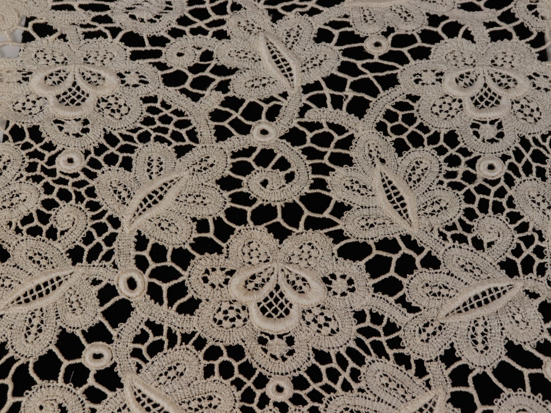 Plauener Spitze - Meterware cremeweiß, florales Muster, Bogenkante, 3 breite Borten, Liegeflecken, - Image 2 of 2