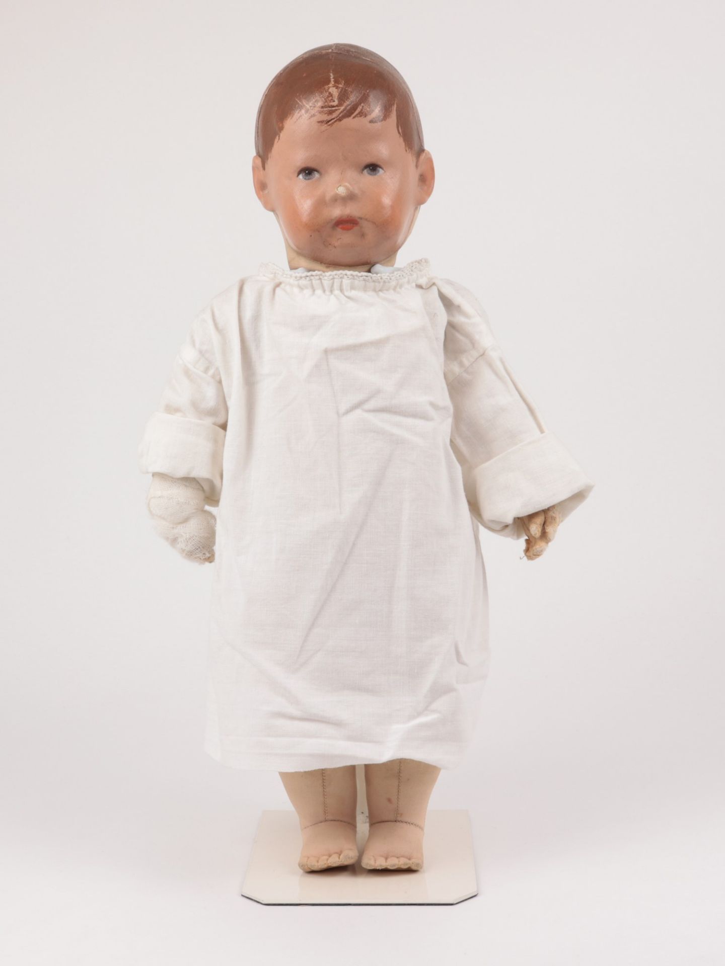 Käthe Kruse - Puppe um 1910/20, Puppe I, fest angenähter Nesselkopf mit drei Hinterkopfnähten u. - Bild 4 aus 17