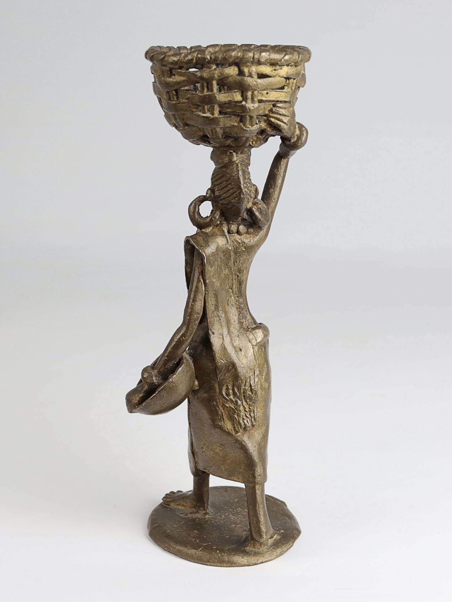 Skulptur 20.Jh., Burkina Faso, Bronze, vollplastische Figur einer Frau m. großen Ohrringen, einem - Image 3 of 4