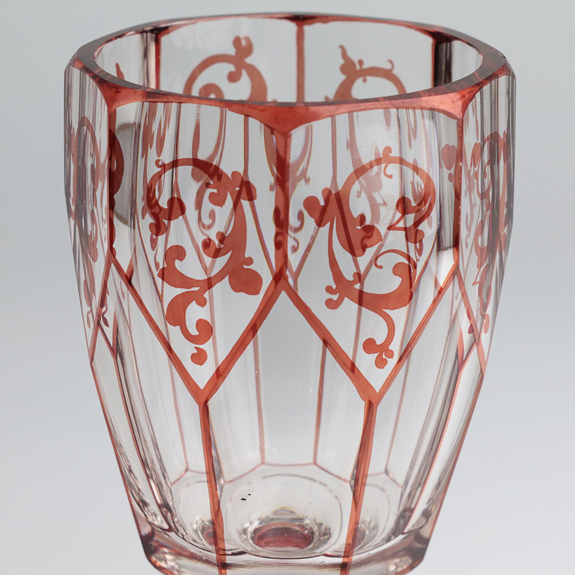 Fußbecher um 1900, farbloses dickw. Glas, oktogonaler Stand, dünner Schaft m. Kugelnodus, hoher, - Bild 2 aus 4