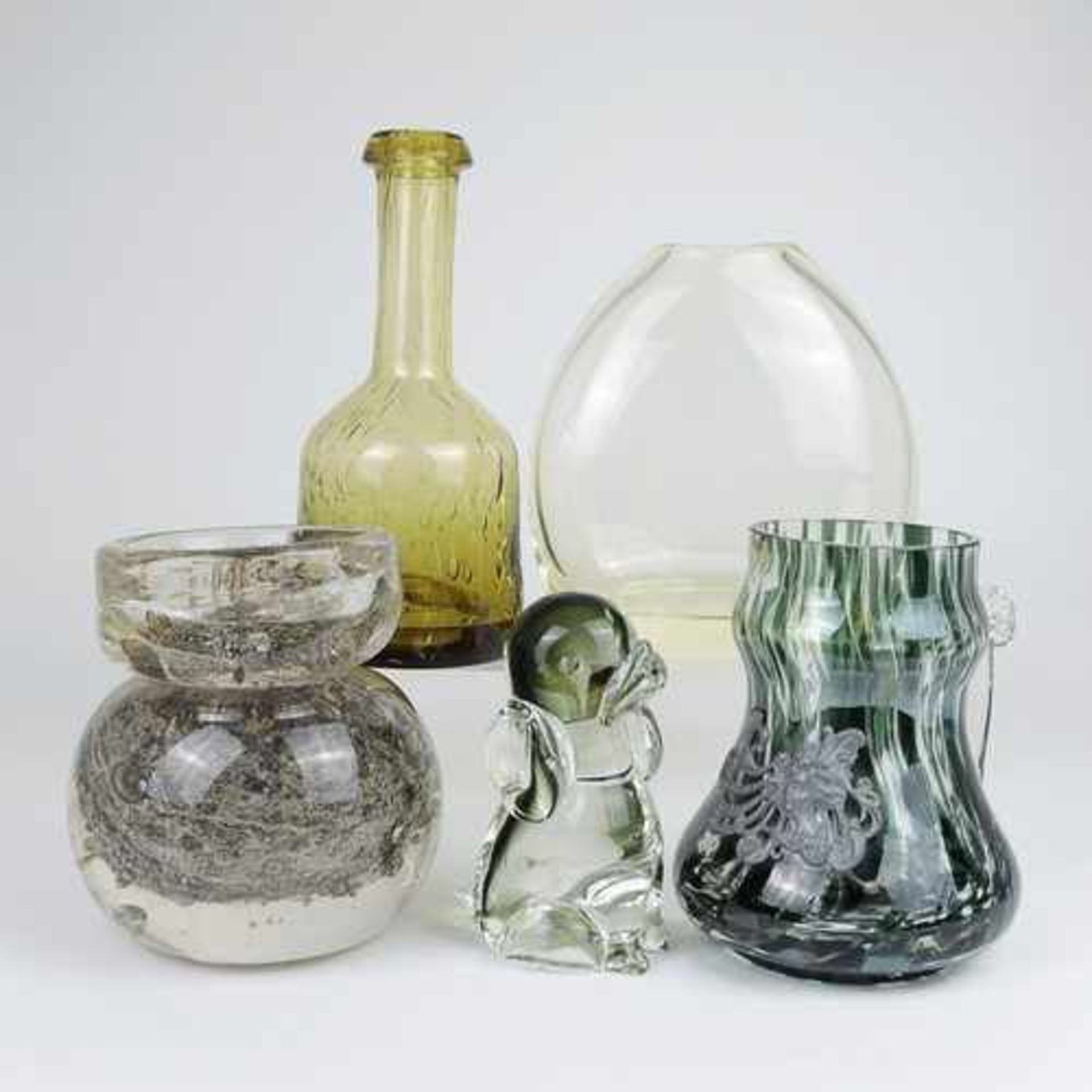 Konvolut 5 St., Vasen, Krug u. Zierobjekt, untersch. Formen u. Größen, farbloses Glas, part. braun