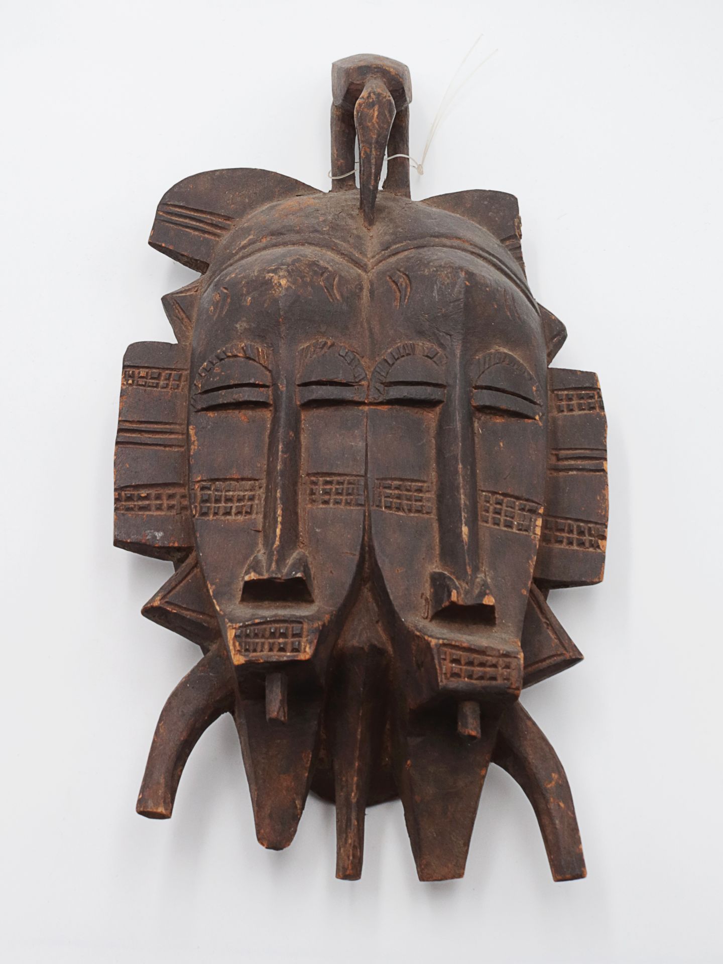 Maske 20.Jh., Elfenbeinküste, vollplastische Holzschnitzerei, wohl Tropenholz, zwei Gesichte m.