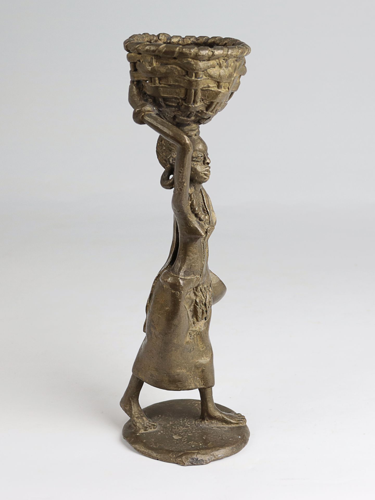 Skulptur 20.Jh., Burkina Faso, Bronze, vollplastische Figur einer Frau m. großen Ohrringen, einem - Image 4 of 4