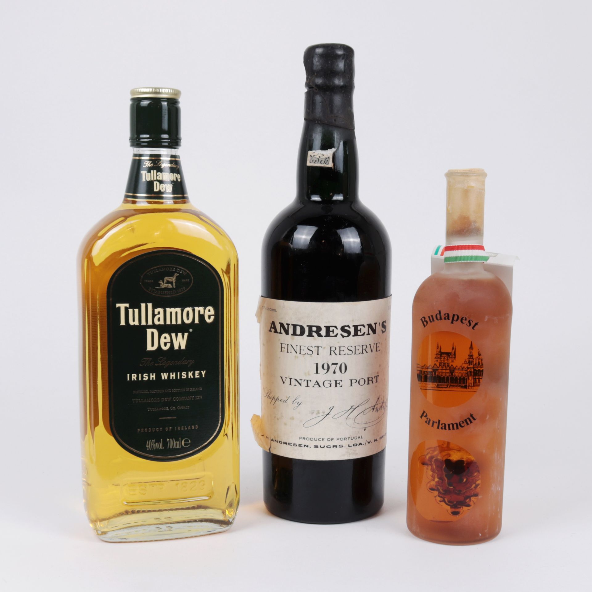 Konvolut 3 Fl., 1 Irish Whiskey Tullamore Dew, The Legendary, 40 %, 700 ml, 1 Vintage Port,