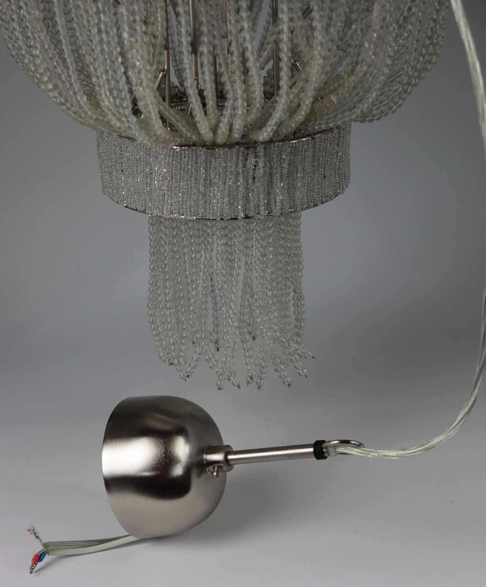 Deckenlampe Metallgestell, umlaufender Glasperlenbesatz, zweiflammig, Birnenform, gegliedert in 3 - Bild 2 aus 3