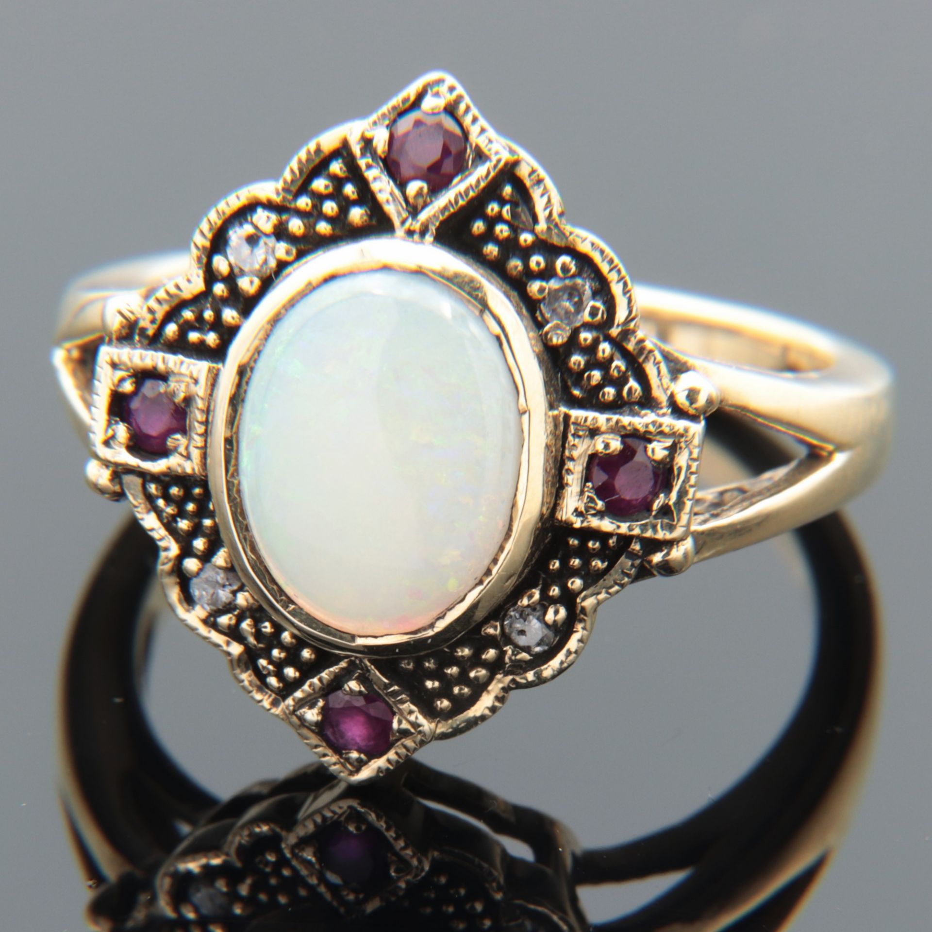 Diamant/Opal - Damenring GG 375, leicht rautenförmiger Ringkopf, mittig besetzt mit einem Opal-