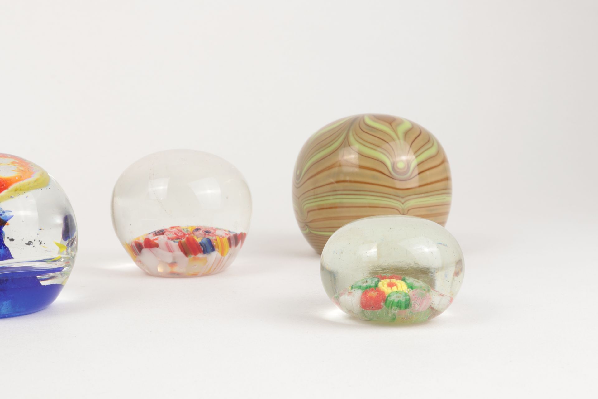 Paperweights 6 St., z.T. Eisch, bayr. Wald. u.a., farbloses Glas, runder Stand, kugelförmiger u. - Image 3 of 4