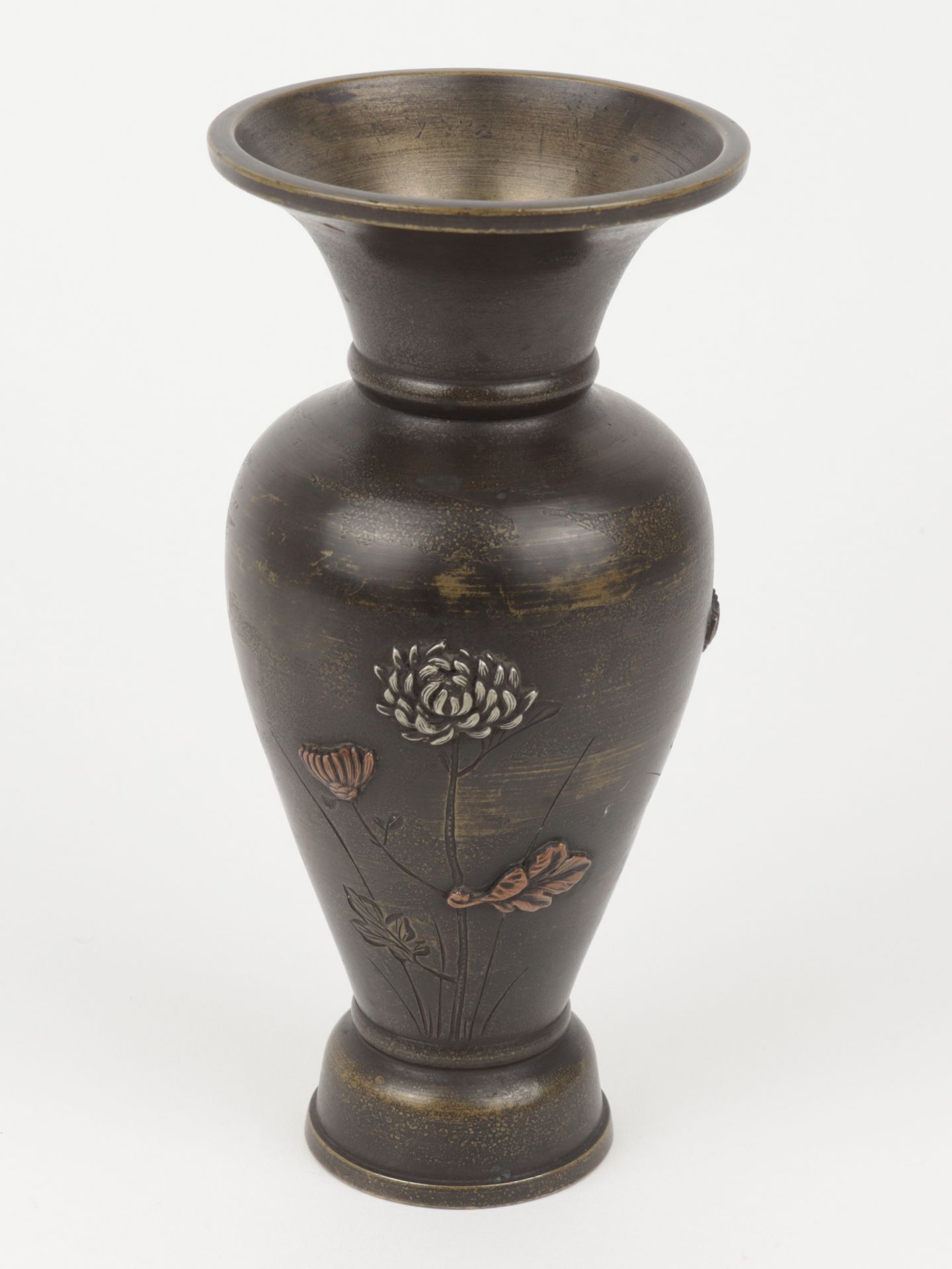 Vase um 1900, Japan, Bronze, reliefiert, Ritzdekor u. Metallauflagen in Kupfer, Messing u. a., - Bild 2 aus 5