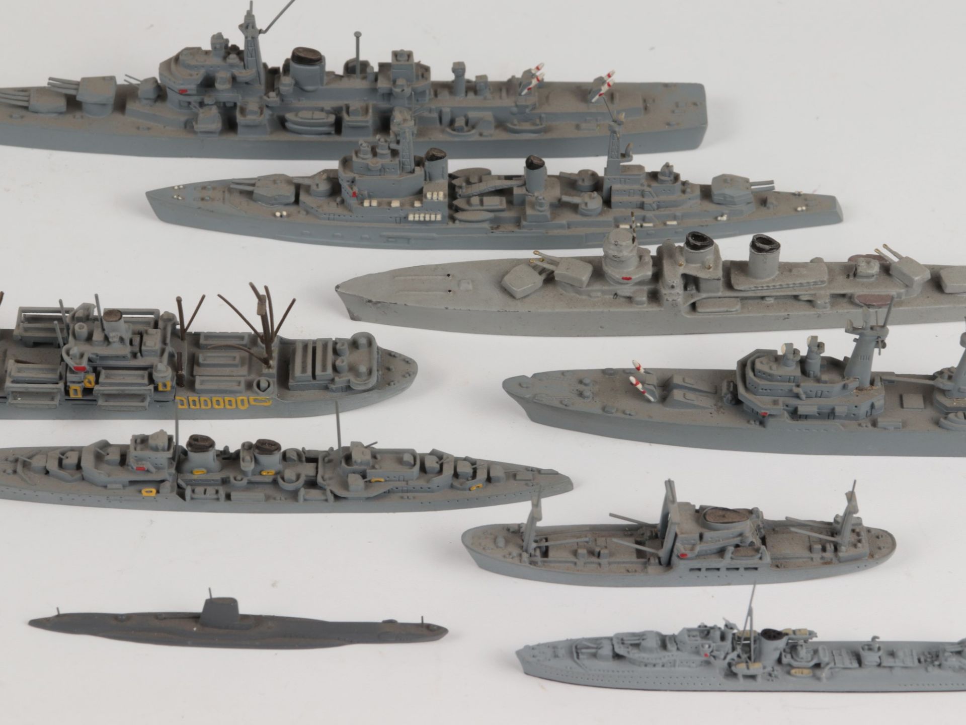 Modellschiffe - Konvolut 9 St., Kriegsschiffe, Gußausformung, lackiert, M 1:1250, versch. - Bild 2 aus 2