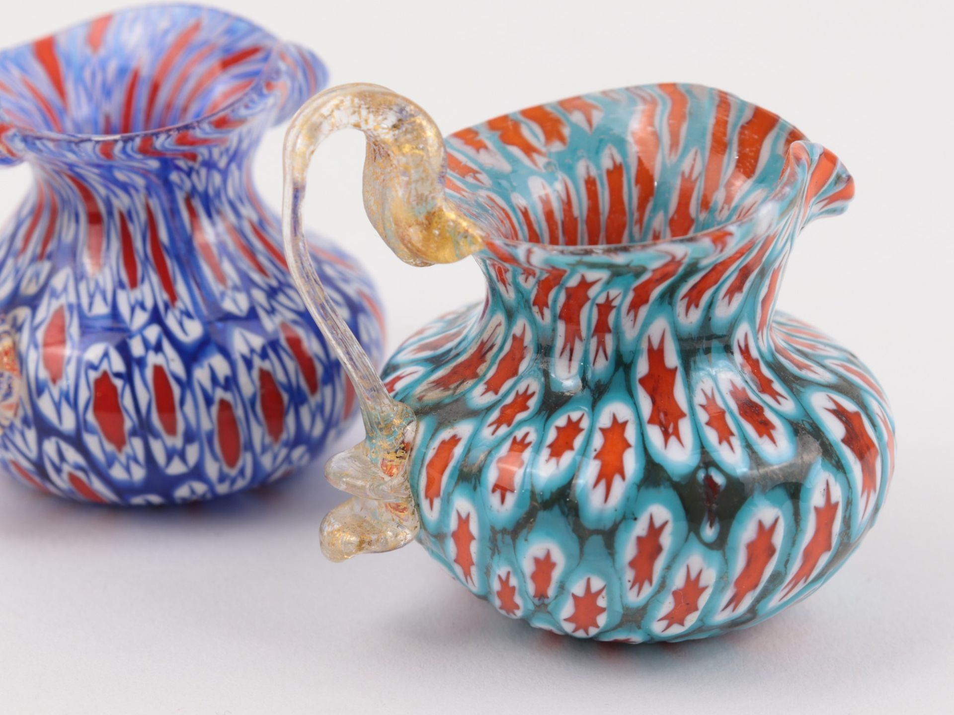 Murano - Millefiori-Miniaturkrüge 2 St., farbloses Glas, runder Stand, bauchiger gedrückter Korpus, - Image 3 of 4