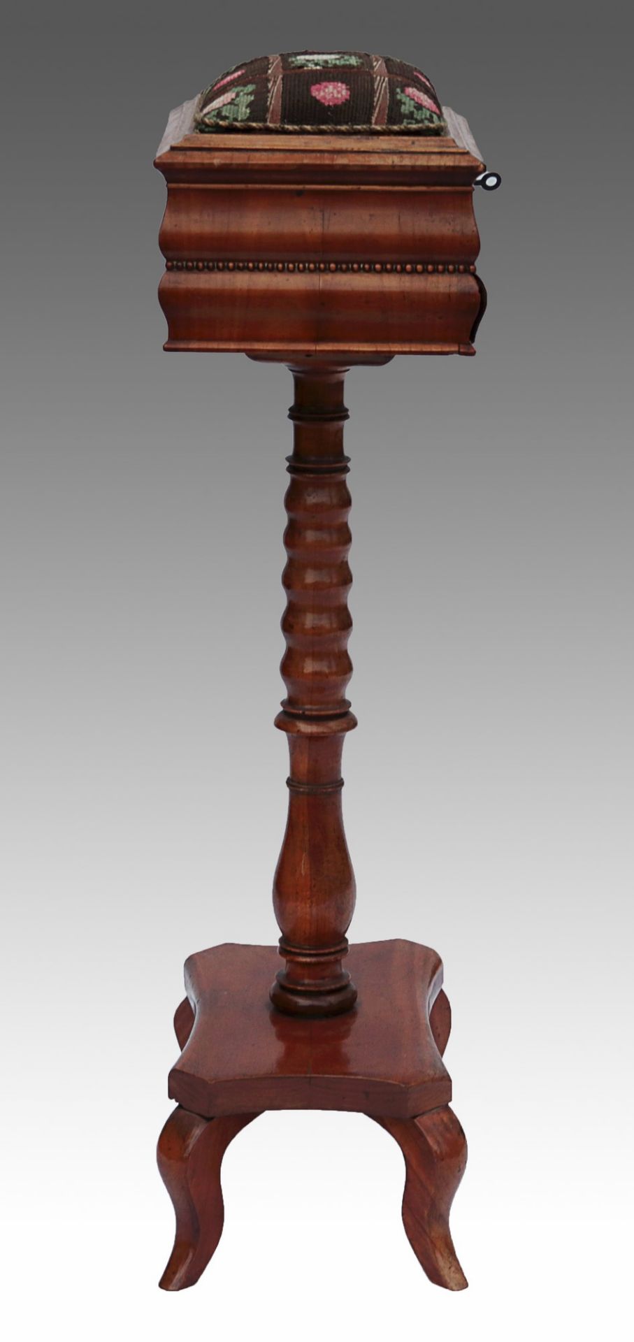 Biedermeier - Nähtischchen um 1840/50, Nußbaum/Nadelholz furniert, geschwungene Beine, - Bild 3 aus 7