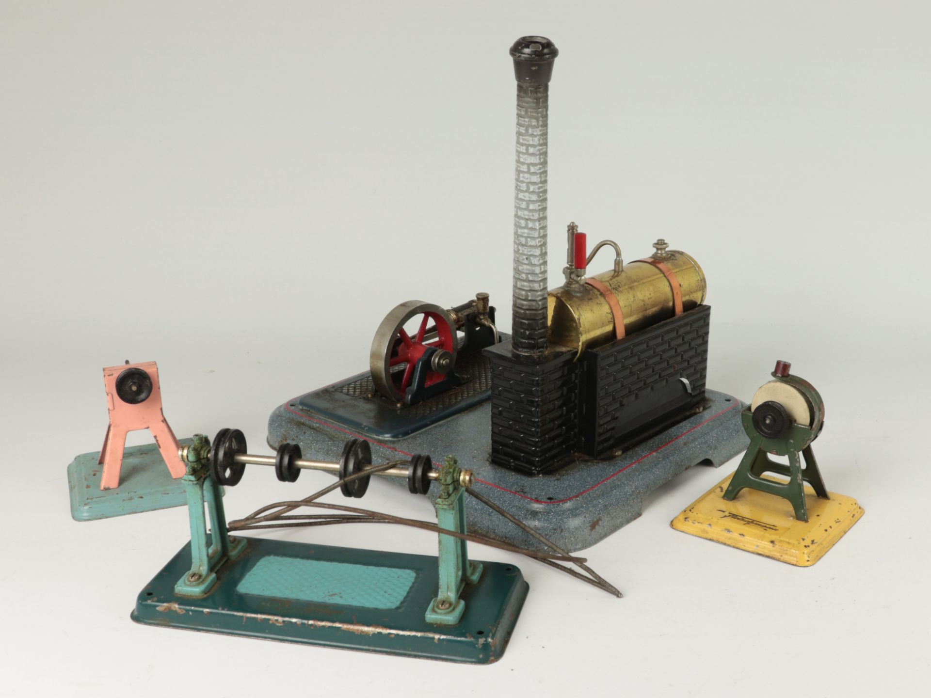 Märklin - Dampfmaschine 1950er/60er J., Blech, farbig gefasst, auf Sockelplatte, liegender - Bild 2 aus 3