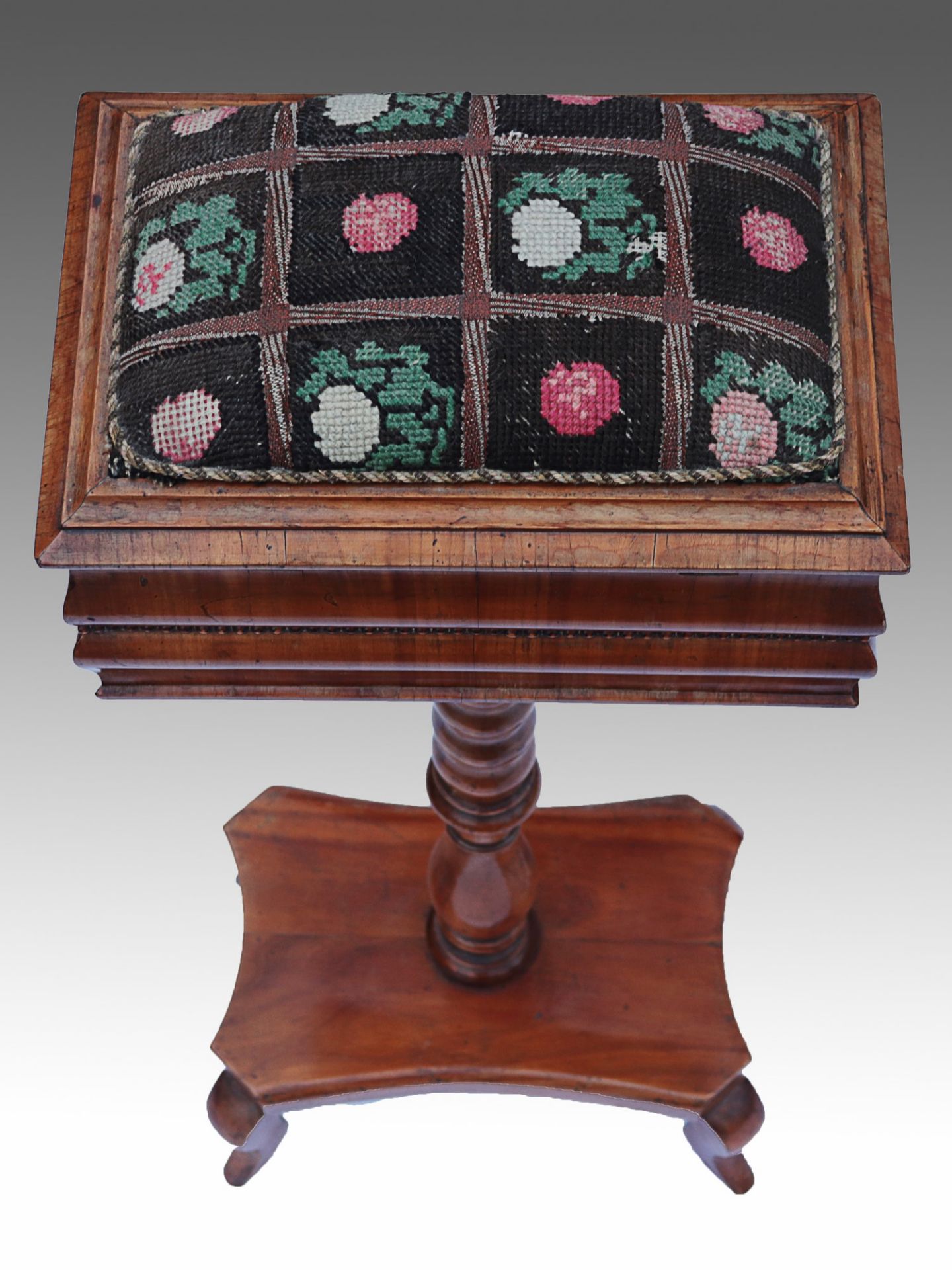 Biedermeier - Nähtischchen um 1840/50, Nußbaum/Nadelholz furniert, geschwungene Beine, - Bild 4 aus 7