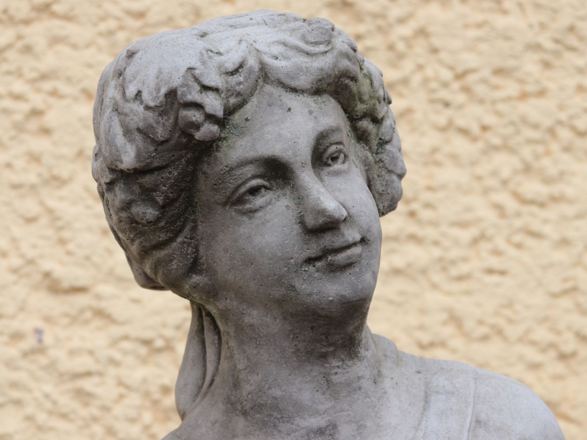 Gartenfigur Steinguß, patiniert, frostfest,stehende Frauenfigur mit Bluse und Rock bekleidet,, " - Image 3 of 7