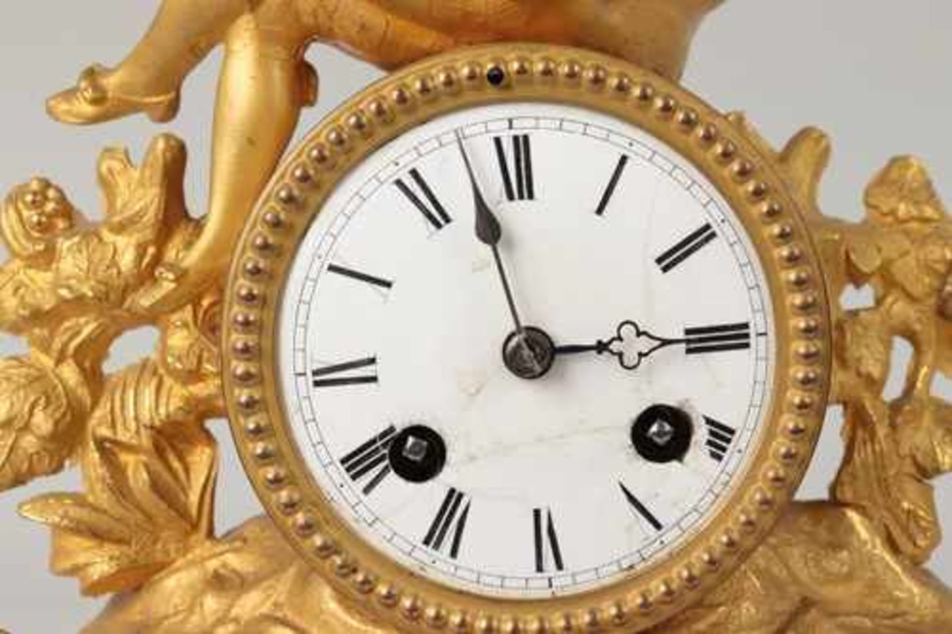 Kommodenuhr um 1870, ovaler Holzsockel, ebonisiert, Uhrenkorpus im Louis-Seize-Stil , Metall - Bild 2 aus 11