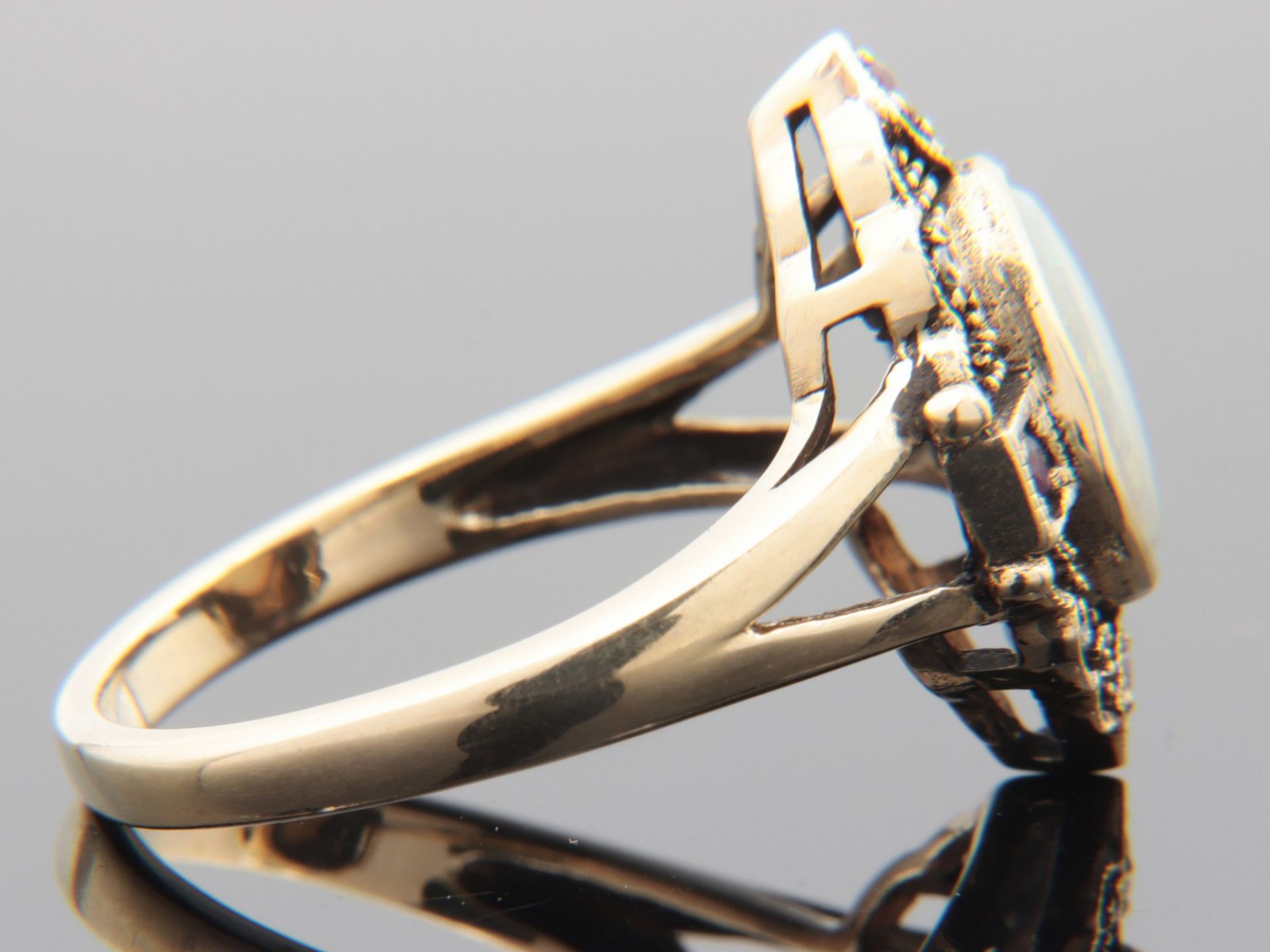 Diamant/Opal - Damenring GG 375, leicht rautenförmiger Ringkopf, mittig besetzt mit einem Opal- - Bild 5 aus 6