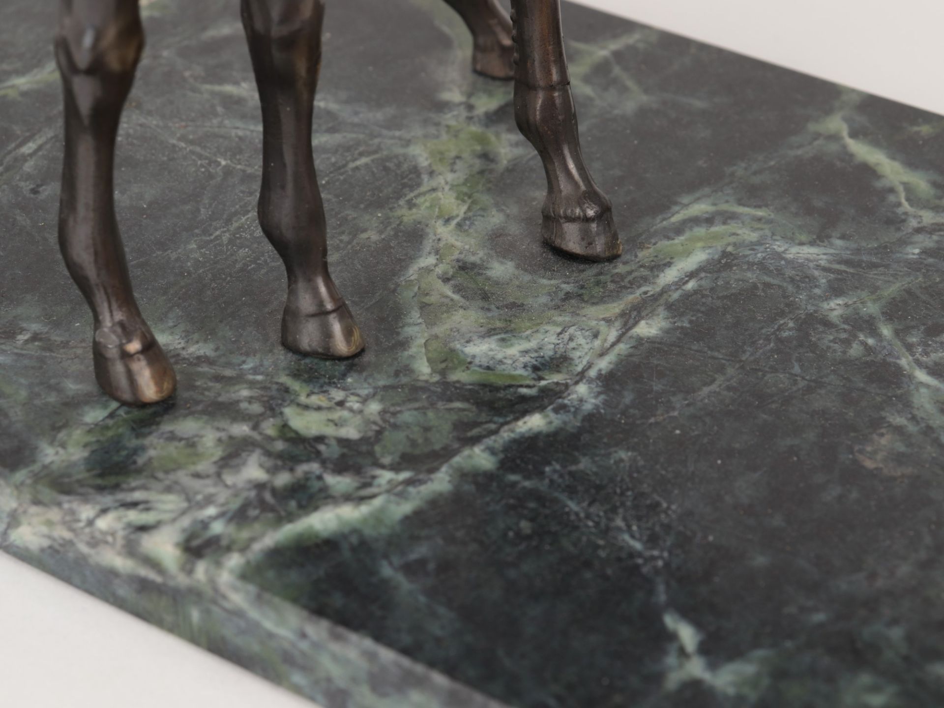 Metallskulptur "Zwei Pferde", Zinkguß, Zwei stehende Pferde mit Sattelgurt, rechteckiger, flacher - Bild 3 aus 4