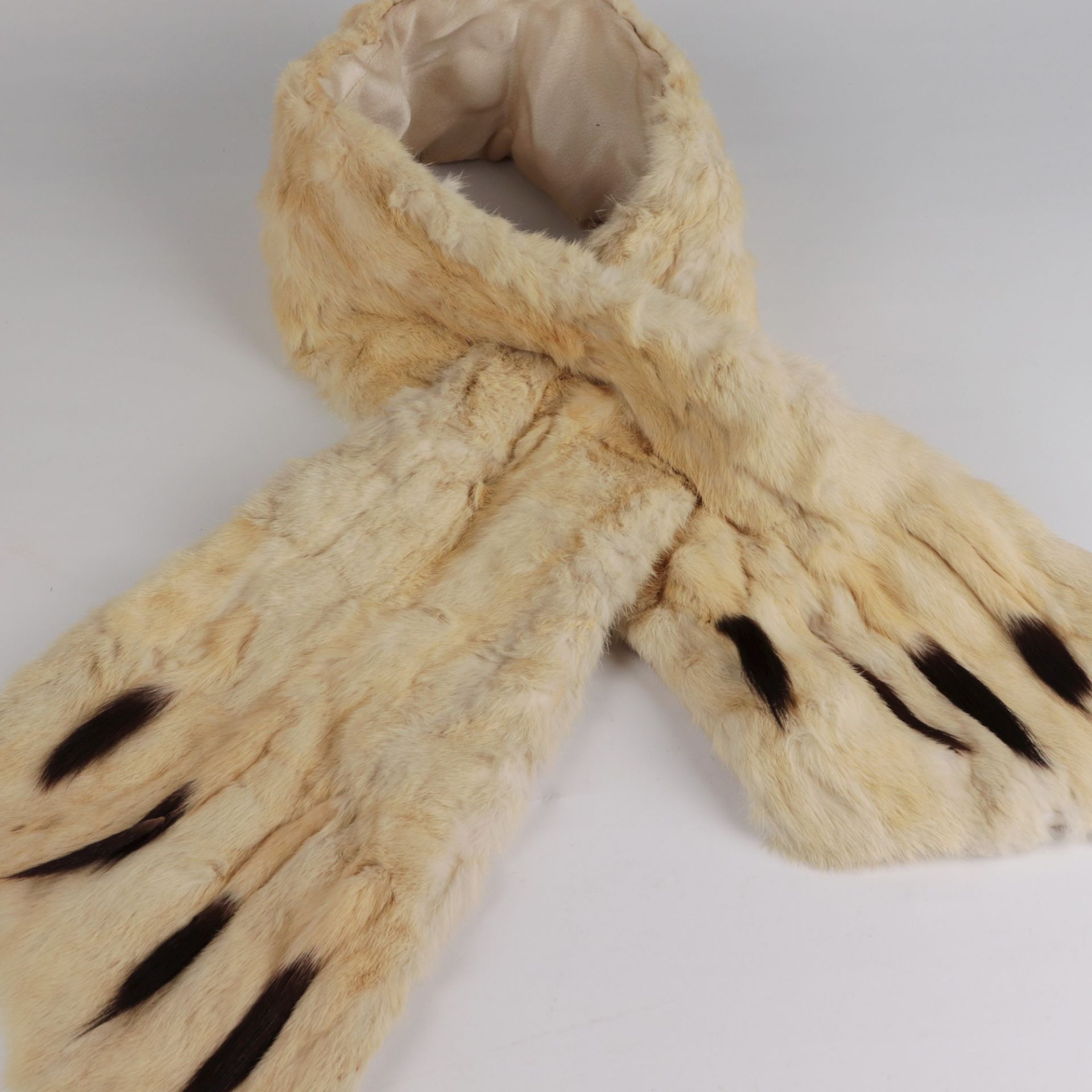 Pelzkonvolut - Hermelin 1 schmaler Schal, Enden zum Einstecken, Alterssp., L ca. 100 cm, 1 Muff, - Bild 3 aus 3