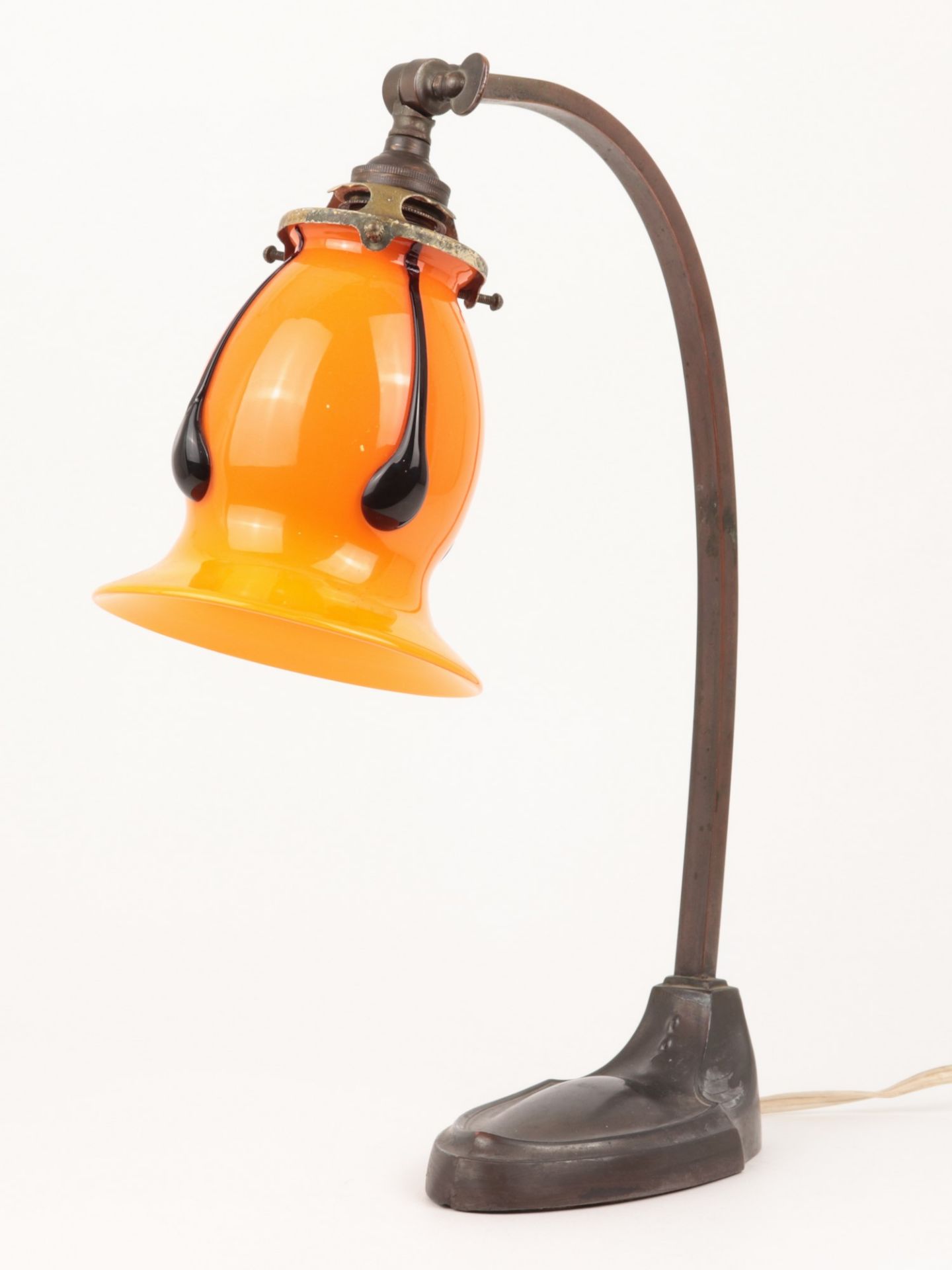 Tischlampe um 1910, Lötz, unsign., Messinguß/Glas, 1-flammig, spitzovaler Fuß, Reliefdekor,