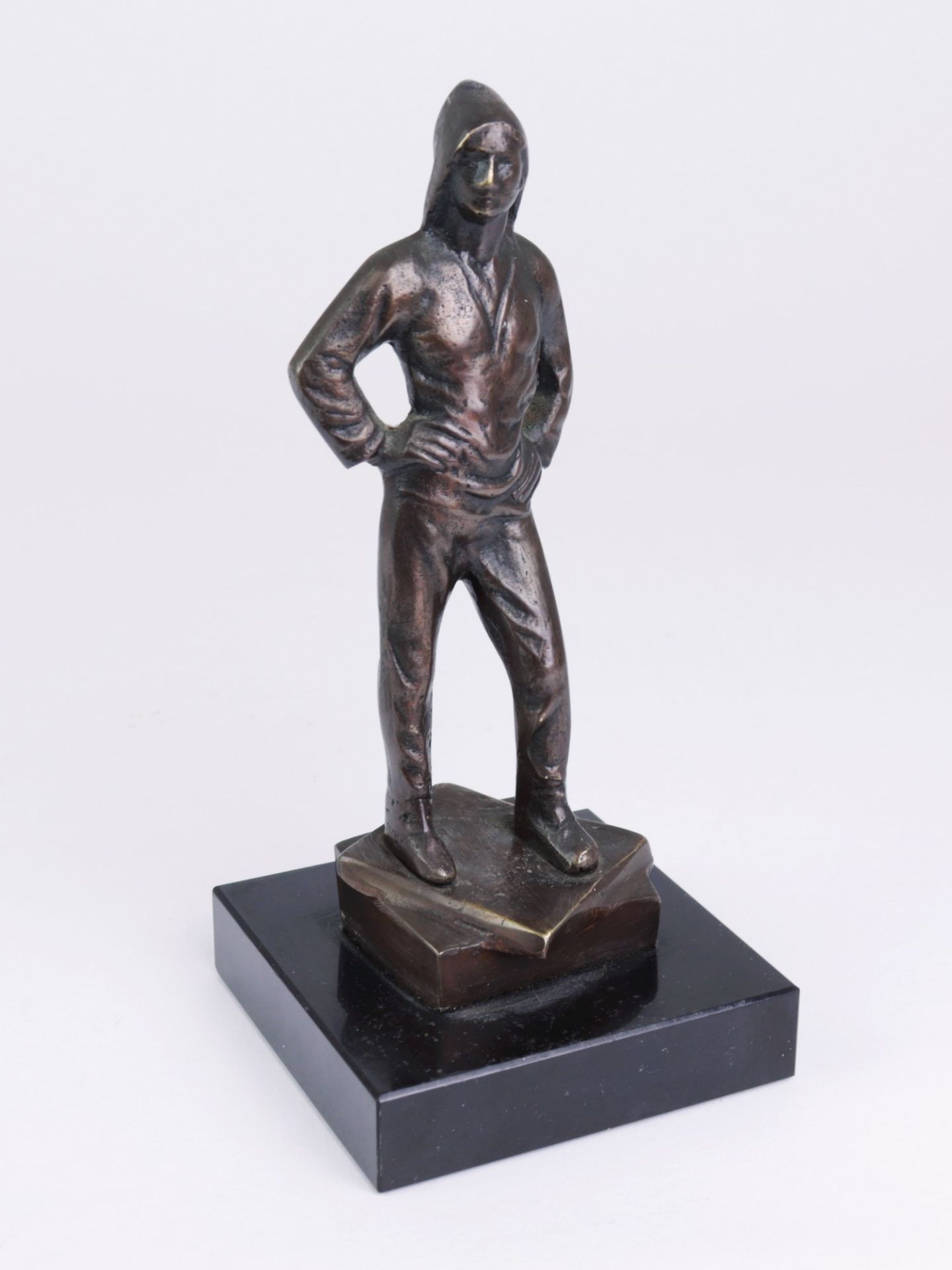 Bronzefigur "Der Hafenarbeiter", vollplastische Darstellung n. dem Vorbild der lebensgroßen Figur