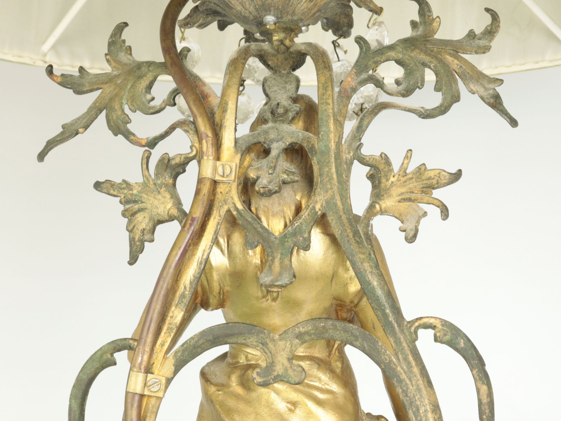 Jugendstil - Tischlampe wohl Zinnguss, goldfarben gefasst, einflammig, runder gewulsteter Sockel, - Image 4 of 10
