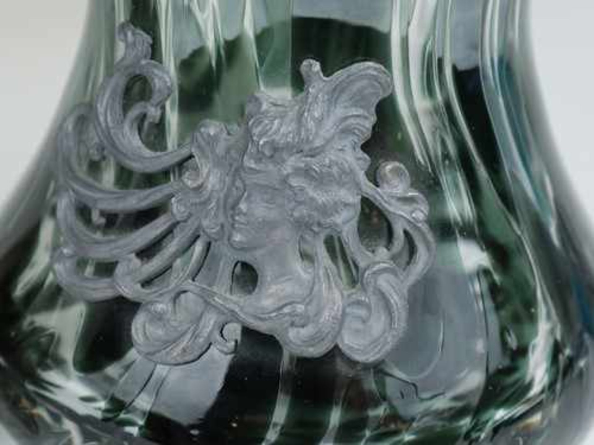Konvolut 5 St., Vasen, Krug u. Zierobjekt, untersch. Formen u. Größen, farbloses Glas, part. braun - Image 2 of 4