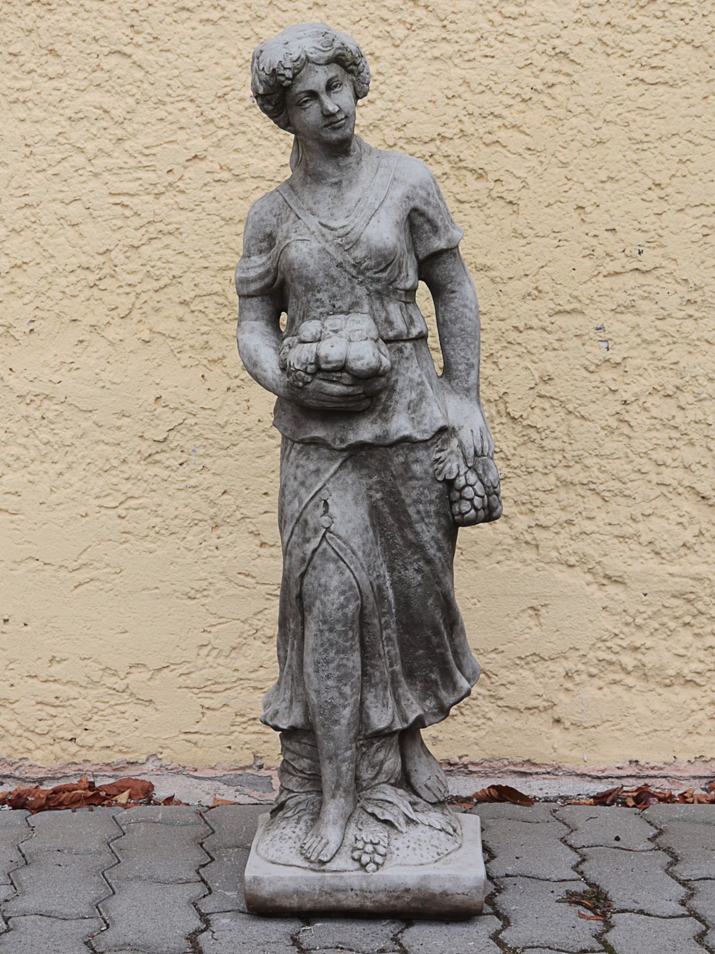 Gartenfigur Steinguß, patiniert, frostfest,stehende Frauenfigur mit Bluse und Rock bekleidet,, "