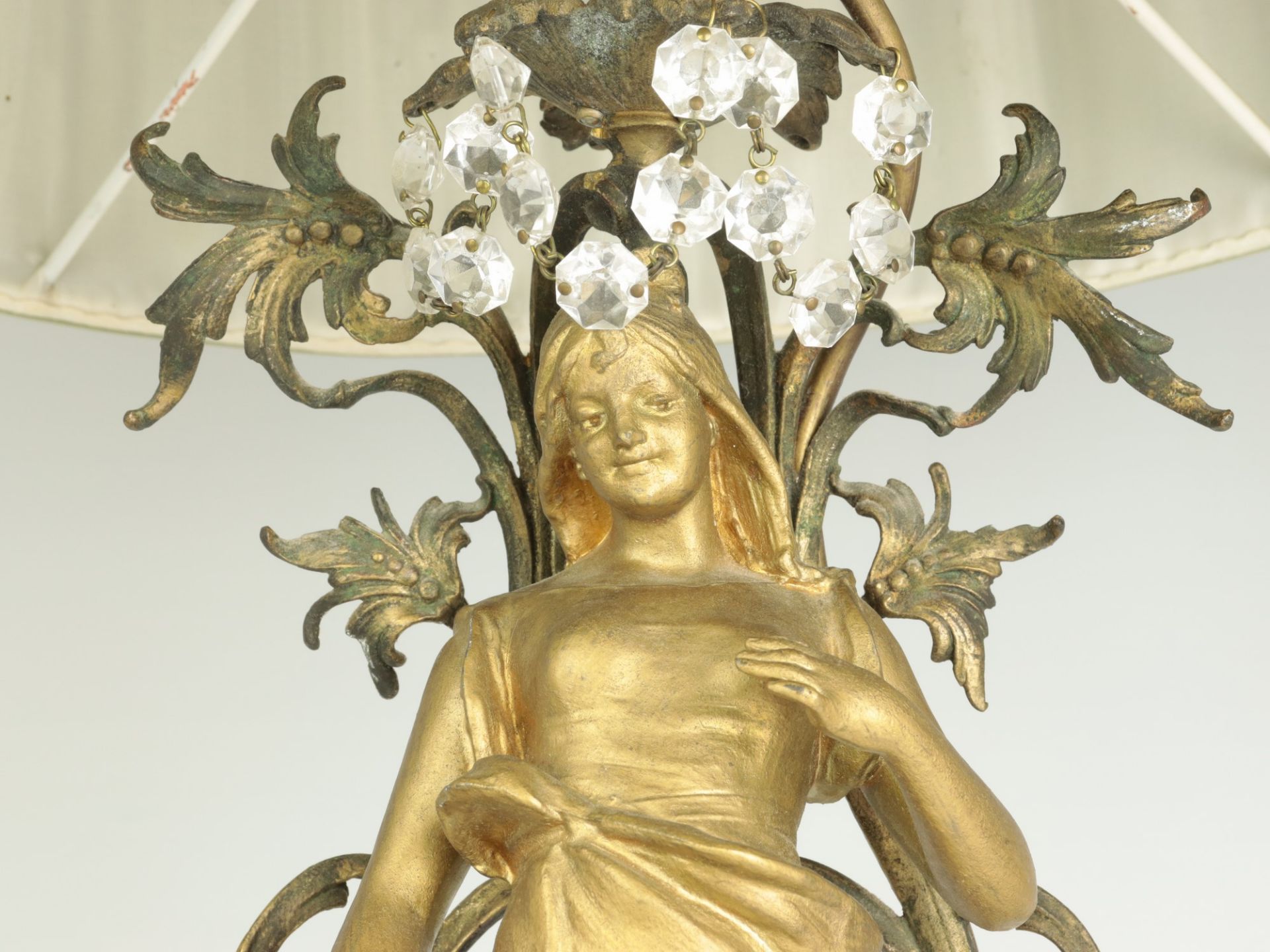 Jugendstil - Tischlampe wohl Zinnguss, goldfarben gefasst, einflammig, runder gewulsteter Sockel, - Image 5 of 10