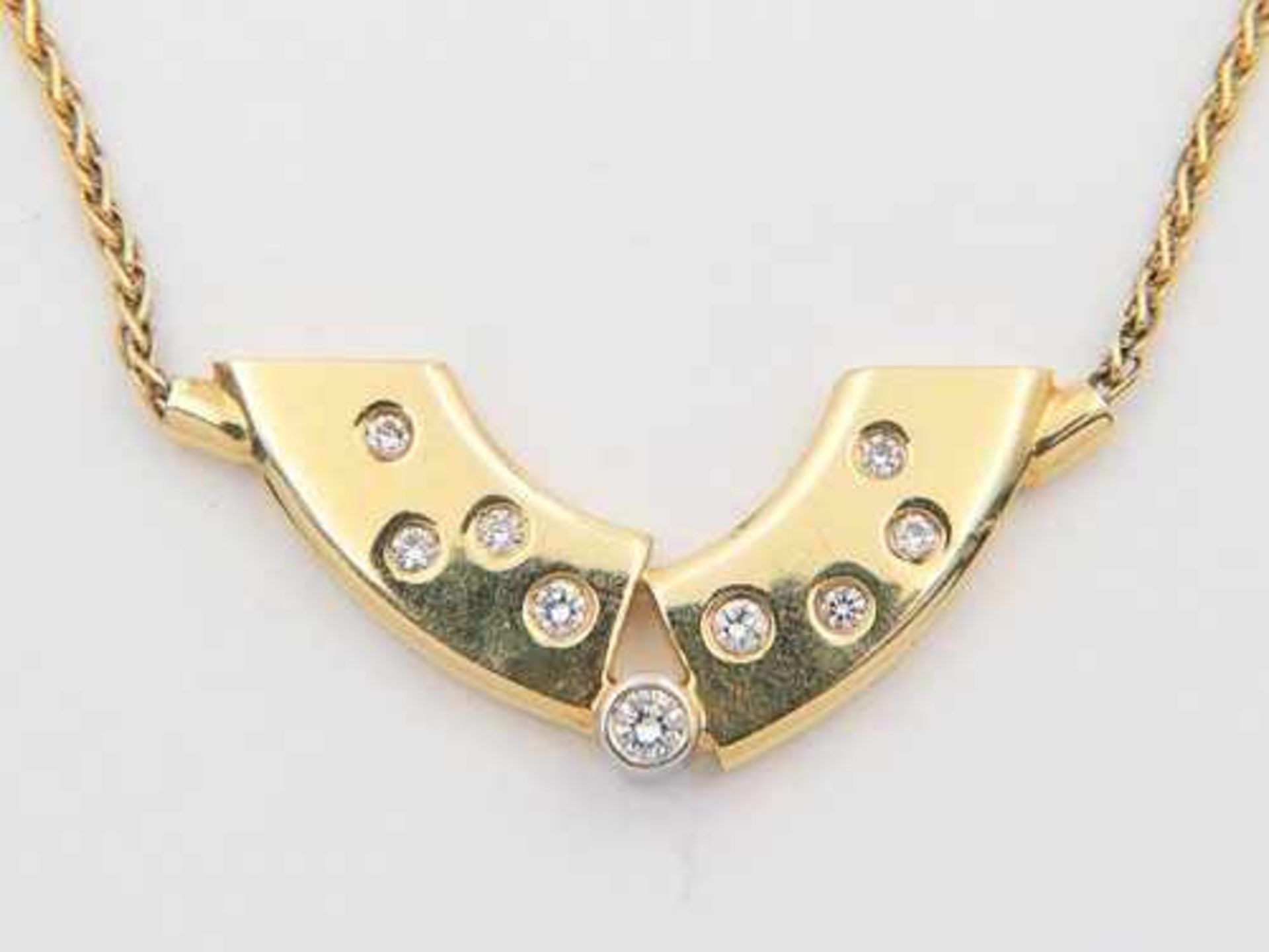 Diamant - Collier GG 750, sichelförmiges Mittelteil, durchbrochen ausgearbeitet, besetzt mit