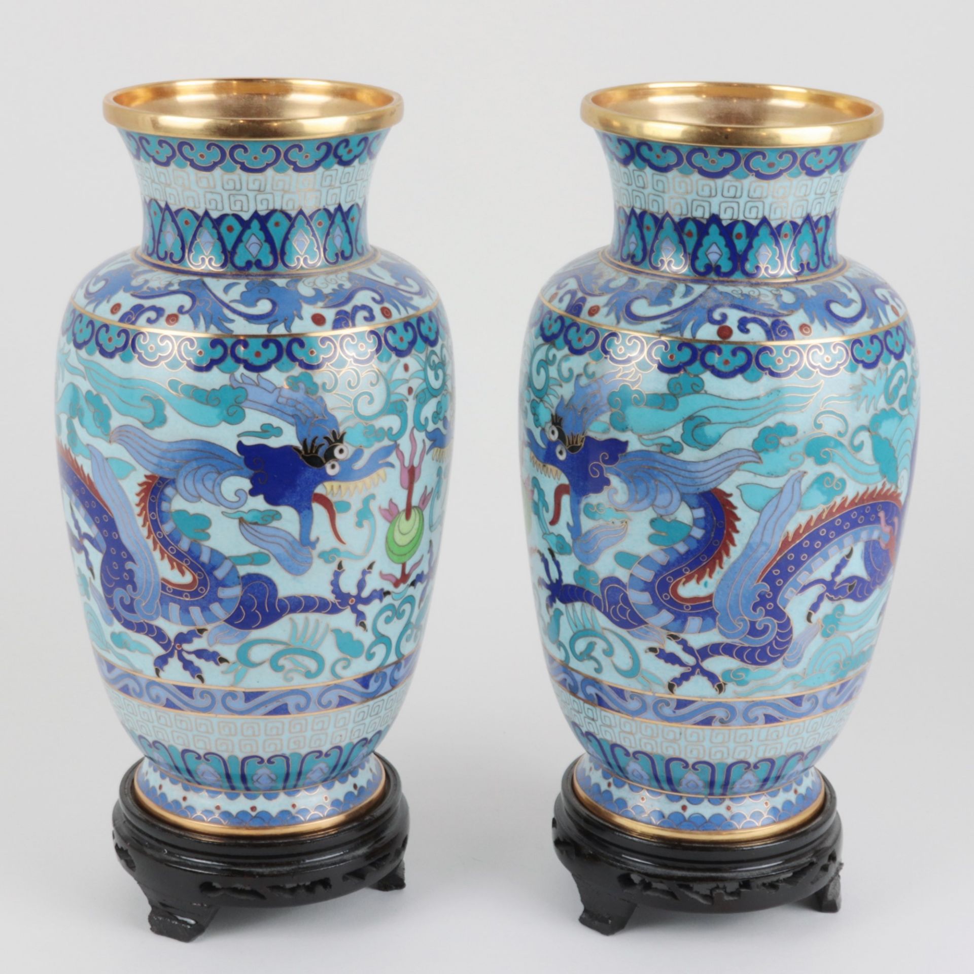 Cloisonné - Vasen Paar Vasen mit Holzsockeln, Metall, vergoldet, emailliert in versch. Blautönen u.