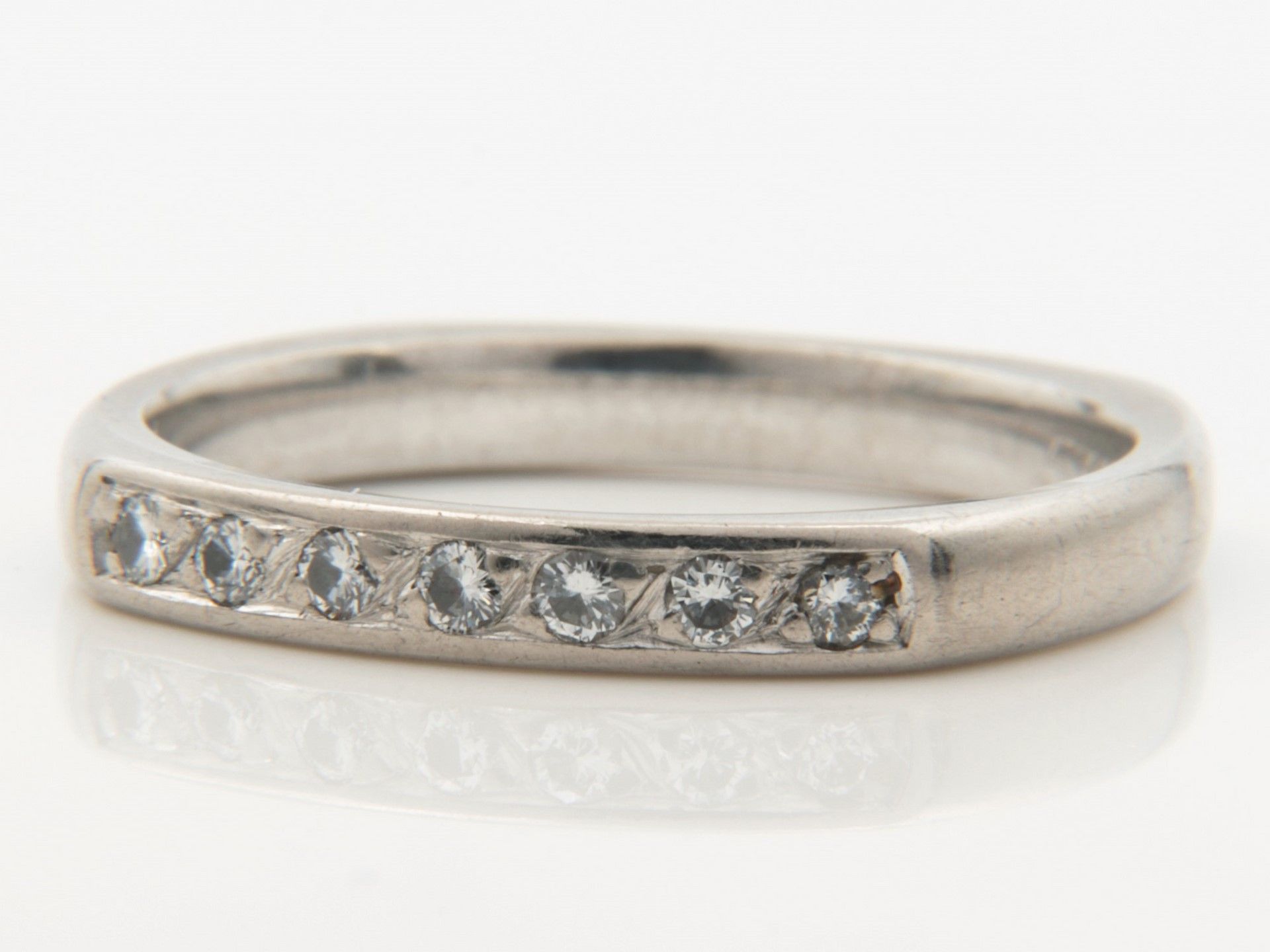 Diamant - Damenring WG 585, zarter Bandring, vs besetzt mit Diamanten, zus.ca.0,15ct,