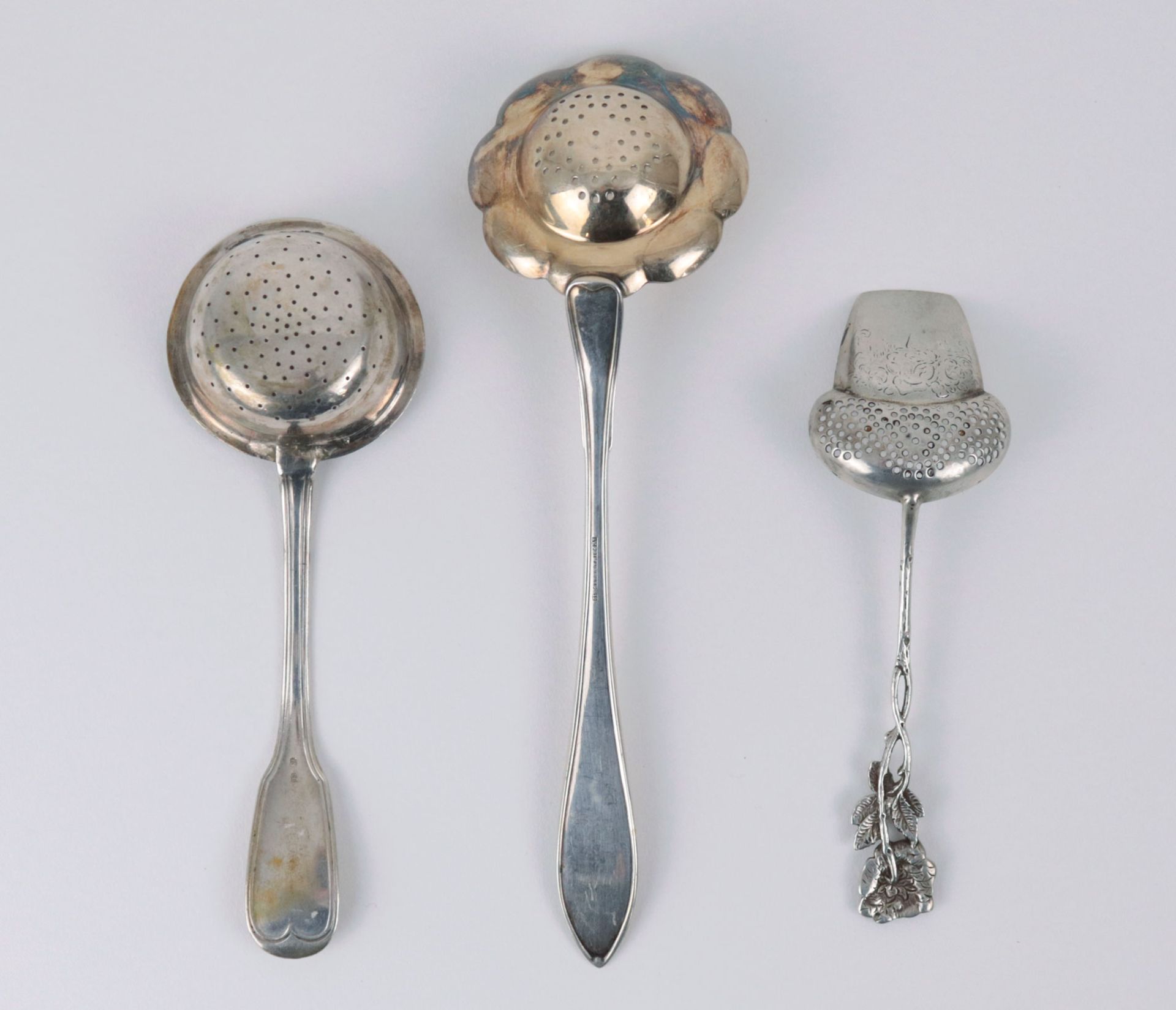 Vorleger - Konvolut Silber, 1 Teesieb Augsburger Faden 13 Lot, 1 Teesieb Griff in Oliv - Bild 2 aus 6