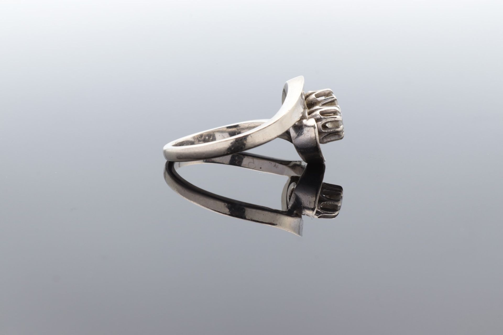 Diamant - Damenring WG 585, geschwungener Ringkopf besetzt mit 2 krappengefassten Diam - Image 5 of 5