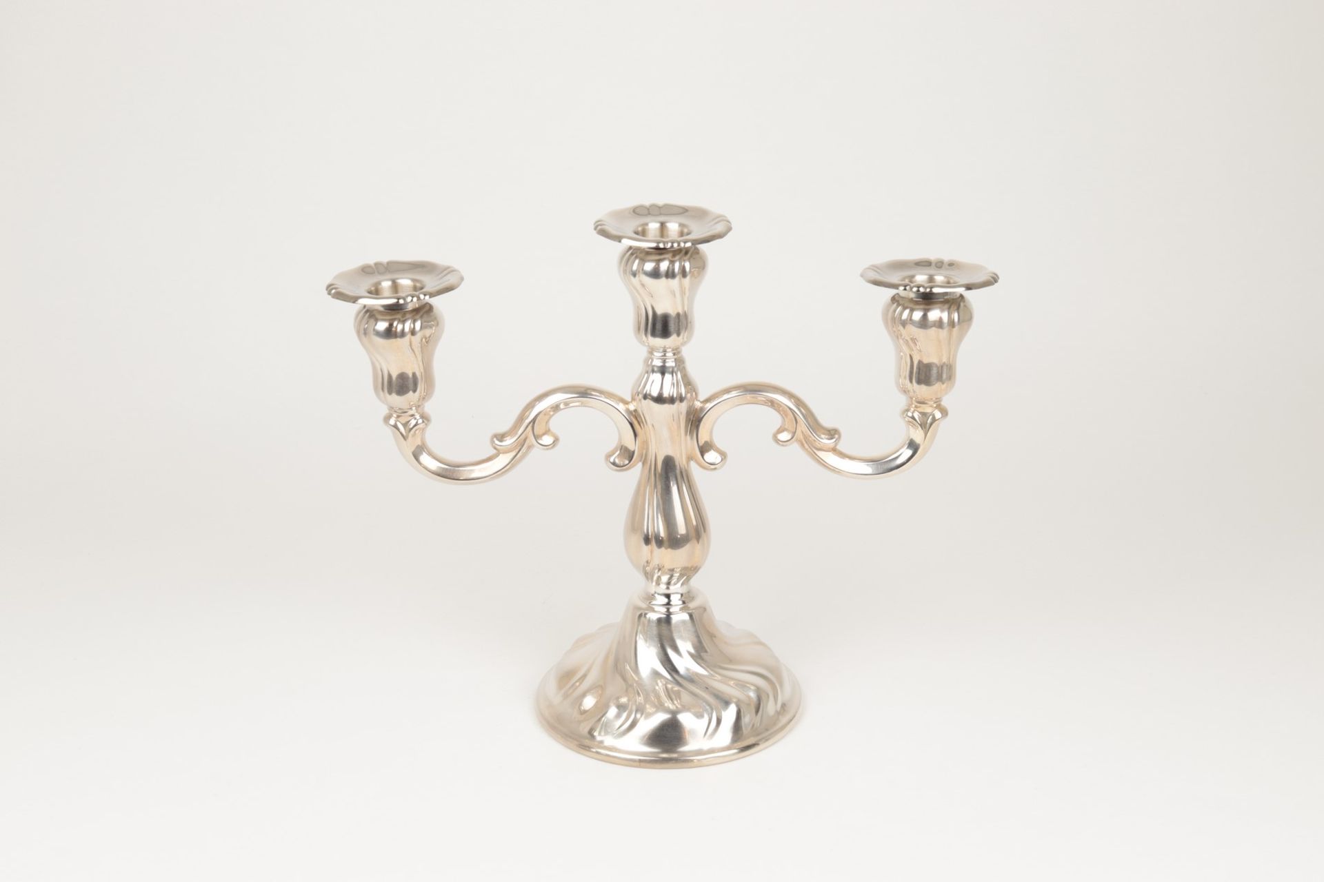 Kerzenleuchter Silber 835, 3-flammig, runder Stand, balusterförmiger Schaft m. zwei g