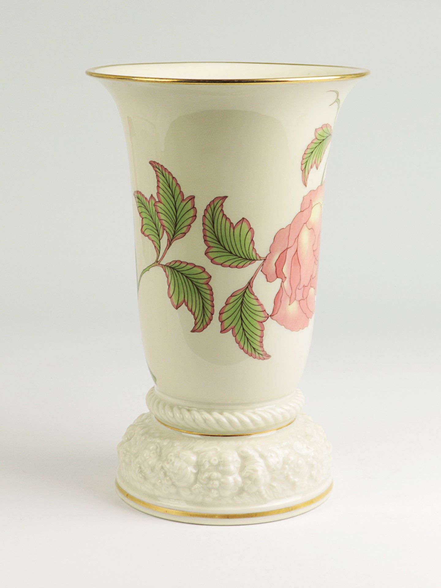 Rosenthal - Vase 1939-56, grüne Marke, Trichterform, im un. Teil reliefierte Blumen, - Image 3 of 4