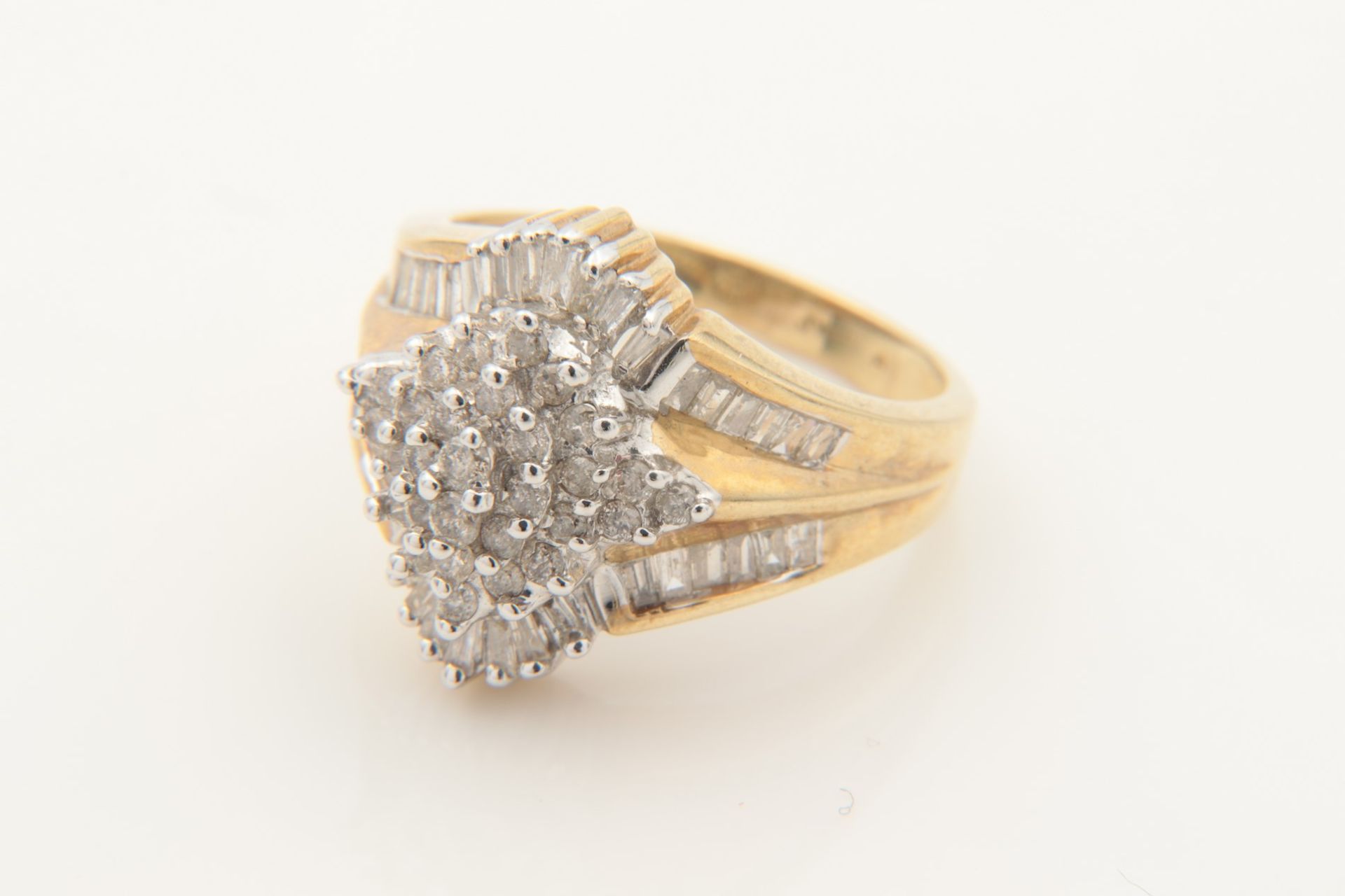 Diamant - Damenring gest. 10K für GG/WG 417, gestufter u. reich mit Diamanten in vers - Image 2 of 7