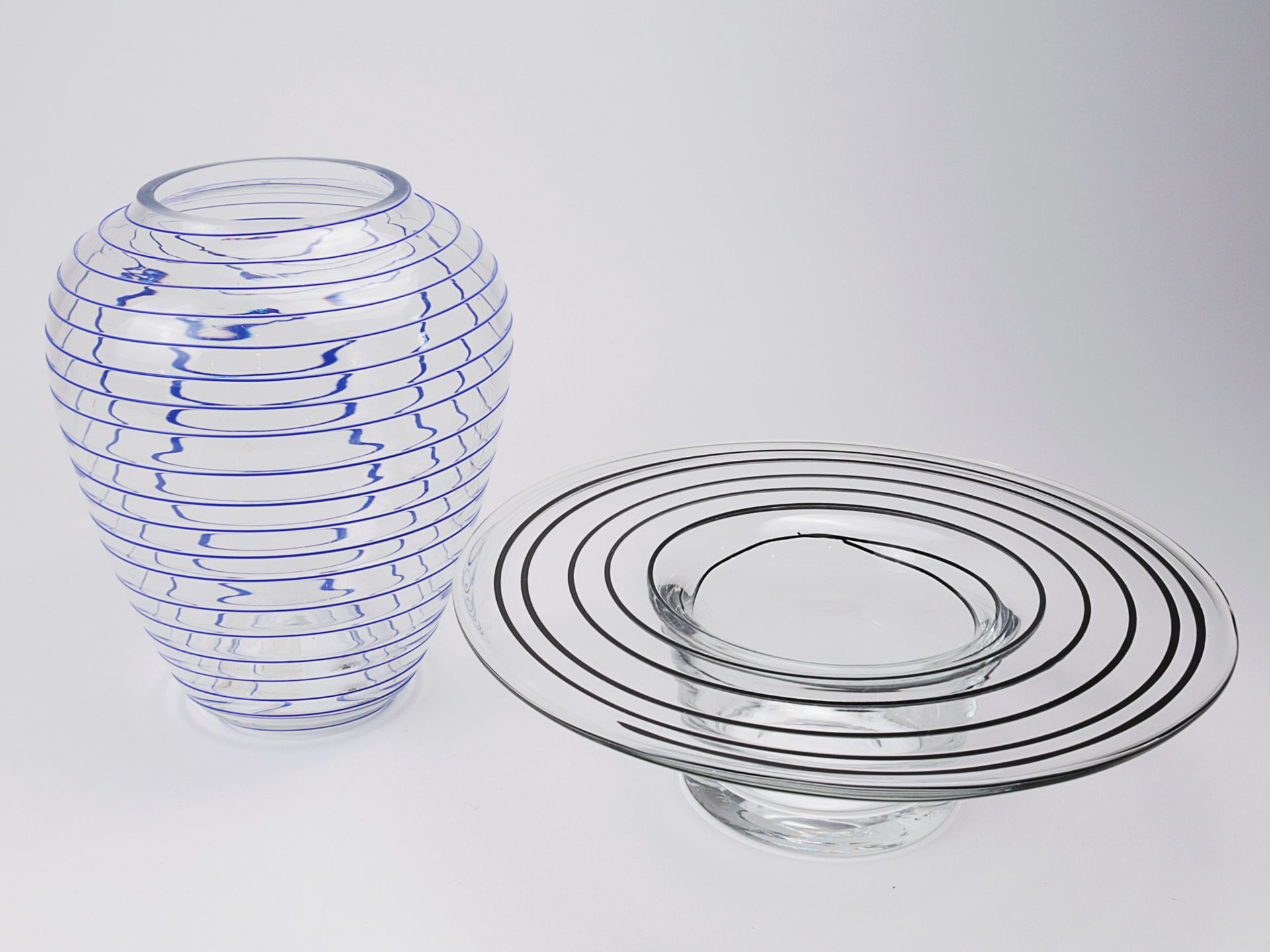 Zwei Teile 1 Vase, Schweden, farbloses Glas, runder Stand, ovoider Korpus, eingezogene