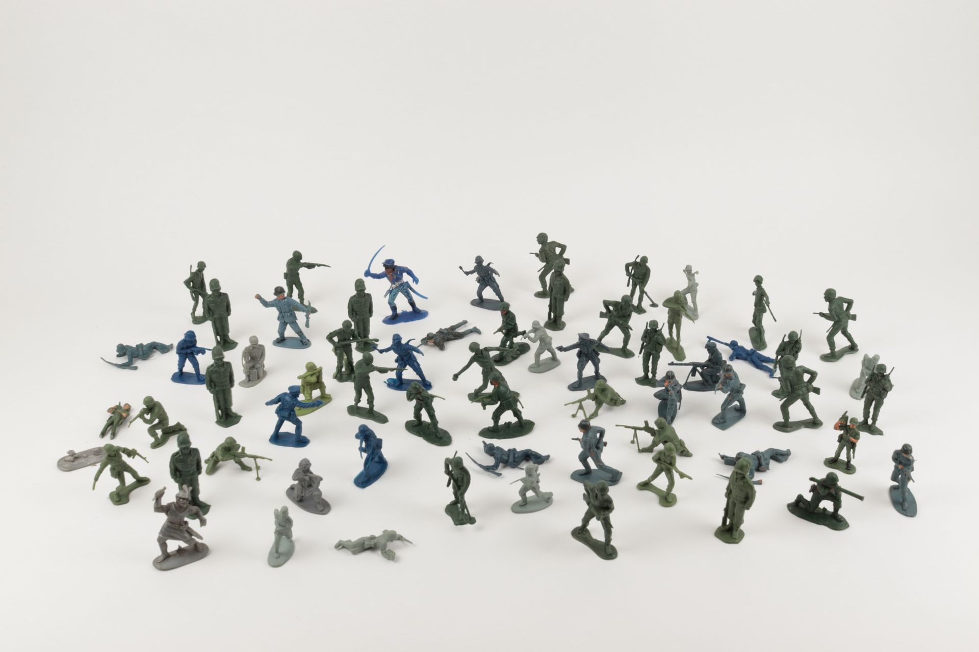 Spielfiguren - Soldaten ca. 60 St, Soldatenfiguren Hartgummi, dunkelgrün, grau, blau,