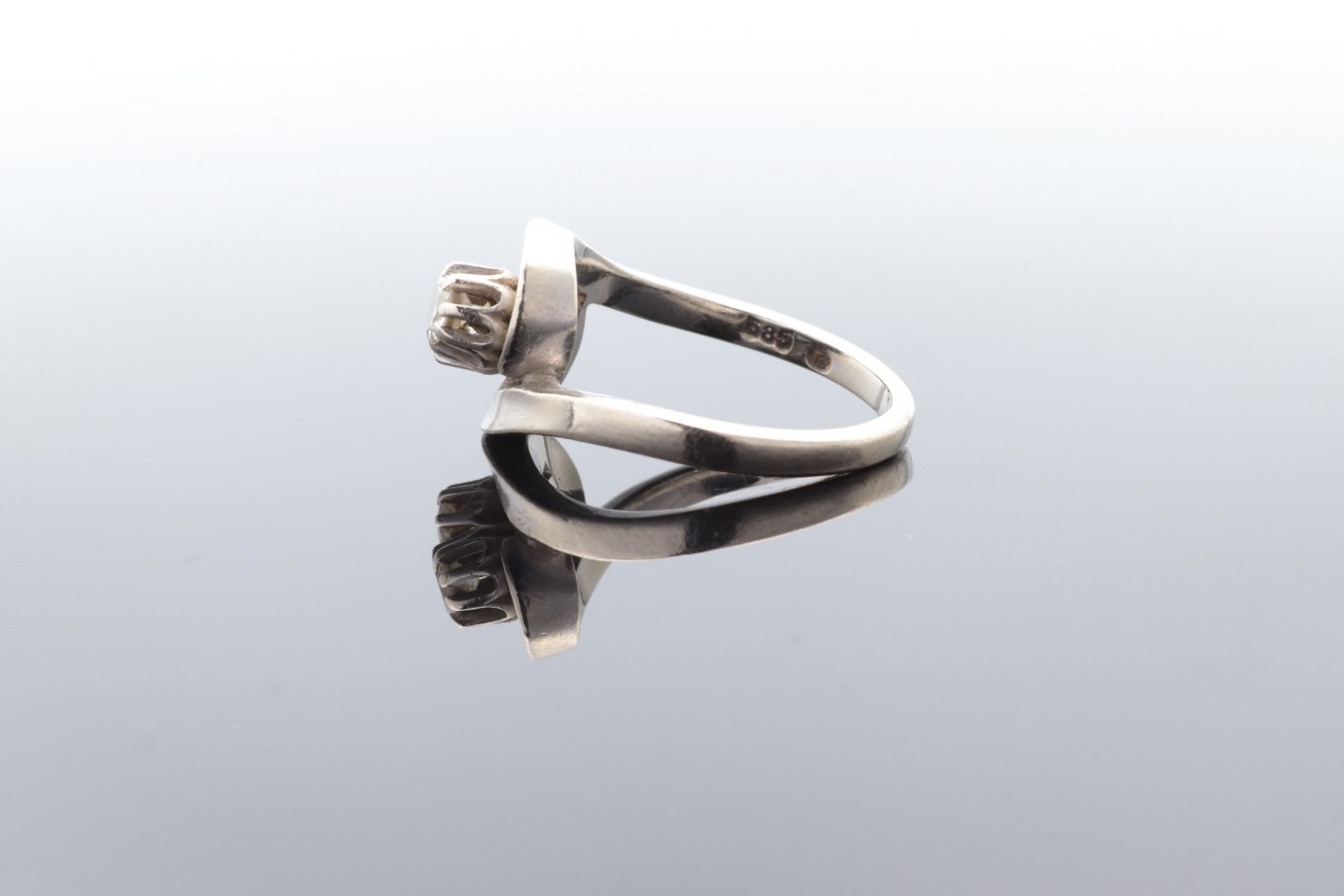 Diamant - Damenring WG 585, geschwungener Ringkopf besetzt mit 2 krappengefassten Diam - Image 3 of 5