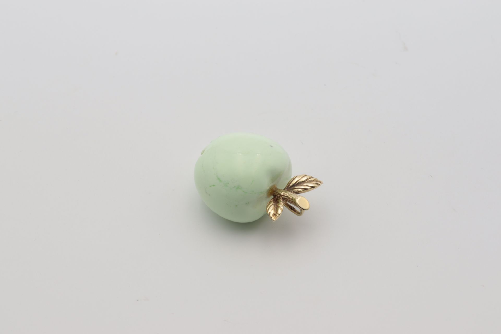 Anhänger - Jaspis fein ausgearbeiteter Apfel, aus mintgrünem Jaspis, mit blattförmi - Image 3 of 4