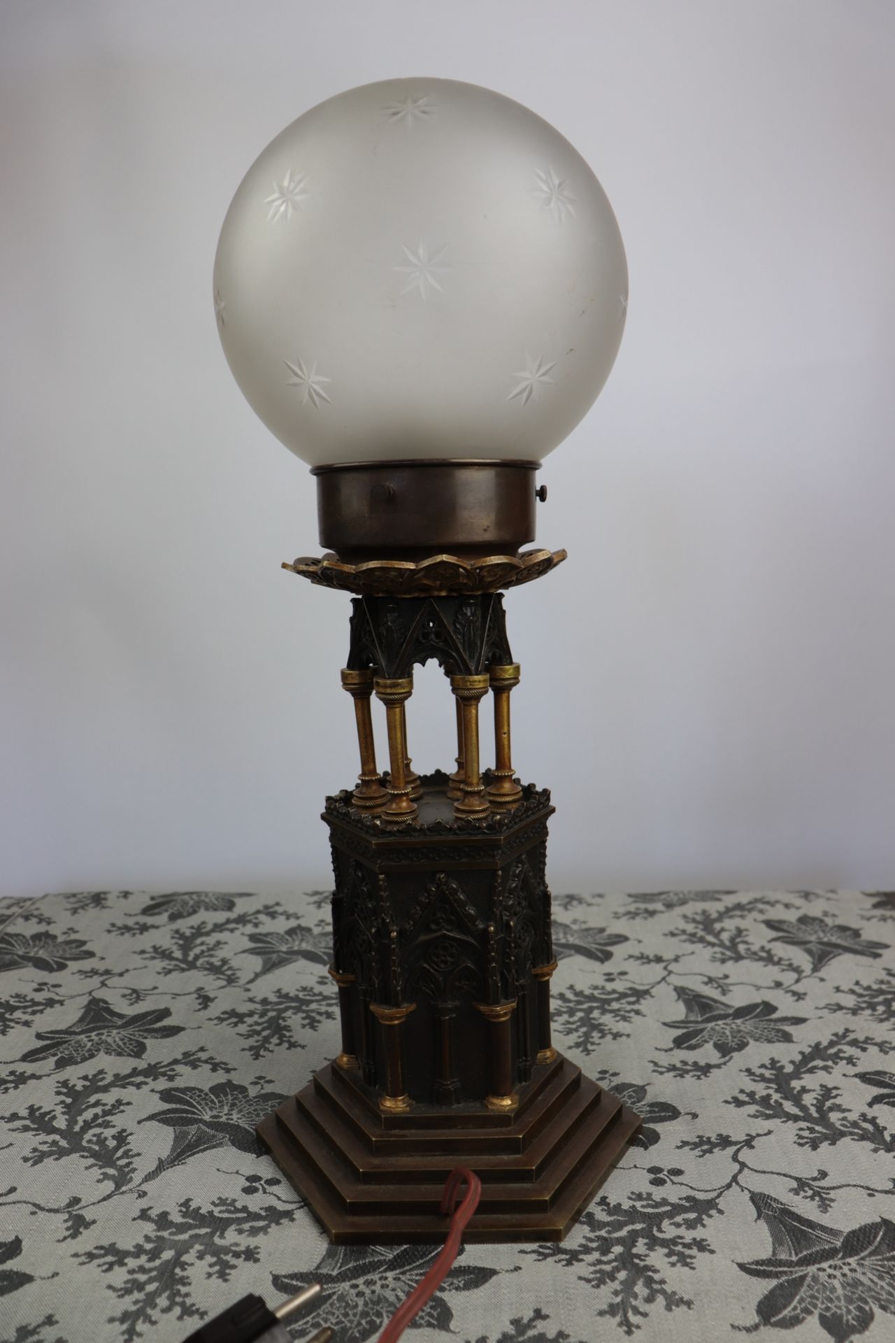 Tischlampe - Neogotik um1860, Bronze/Messing, einflammig, hexagonaler, mehrfach abgetr - Image 6 of 9