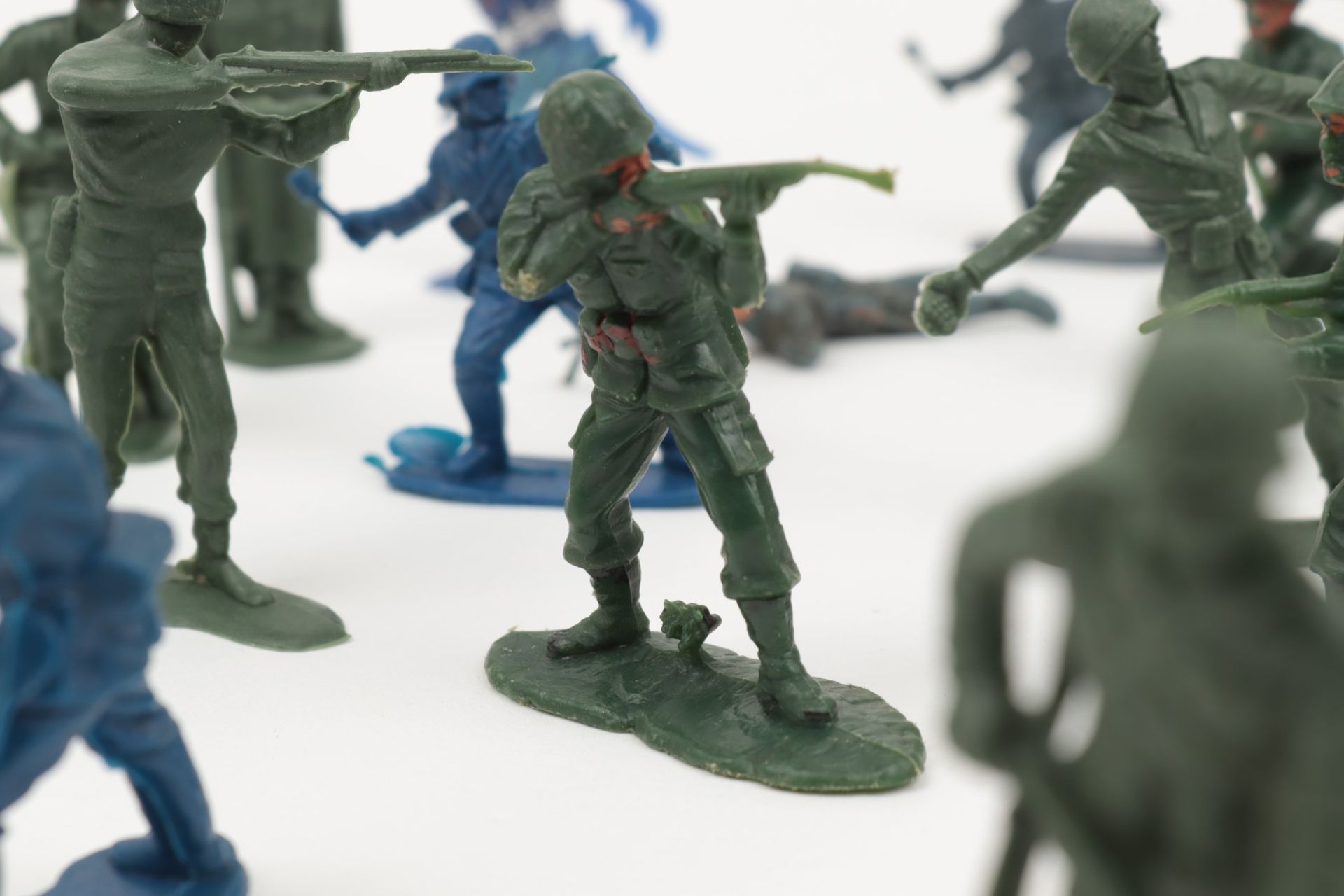 Spielfiguren - Soldaten ca. 60 St, Soldatenfiguren Hartgummi, dunkelgrün, grau, blau, - Image 2 of 9