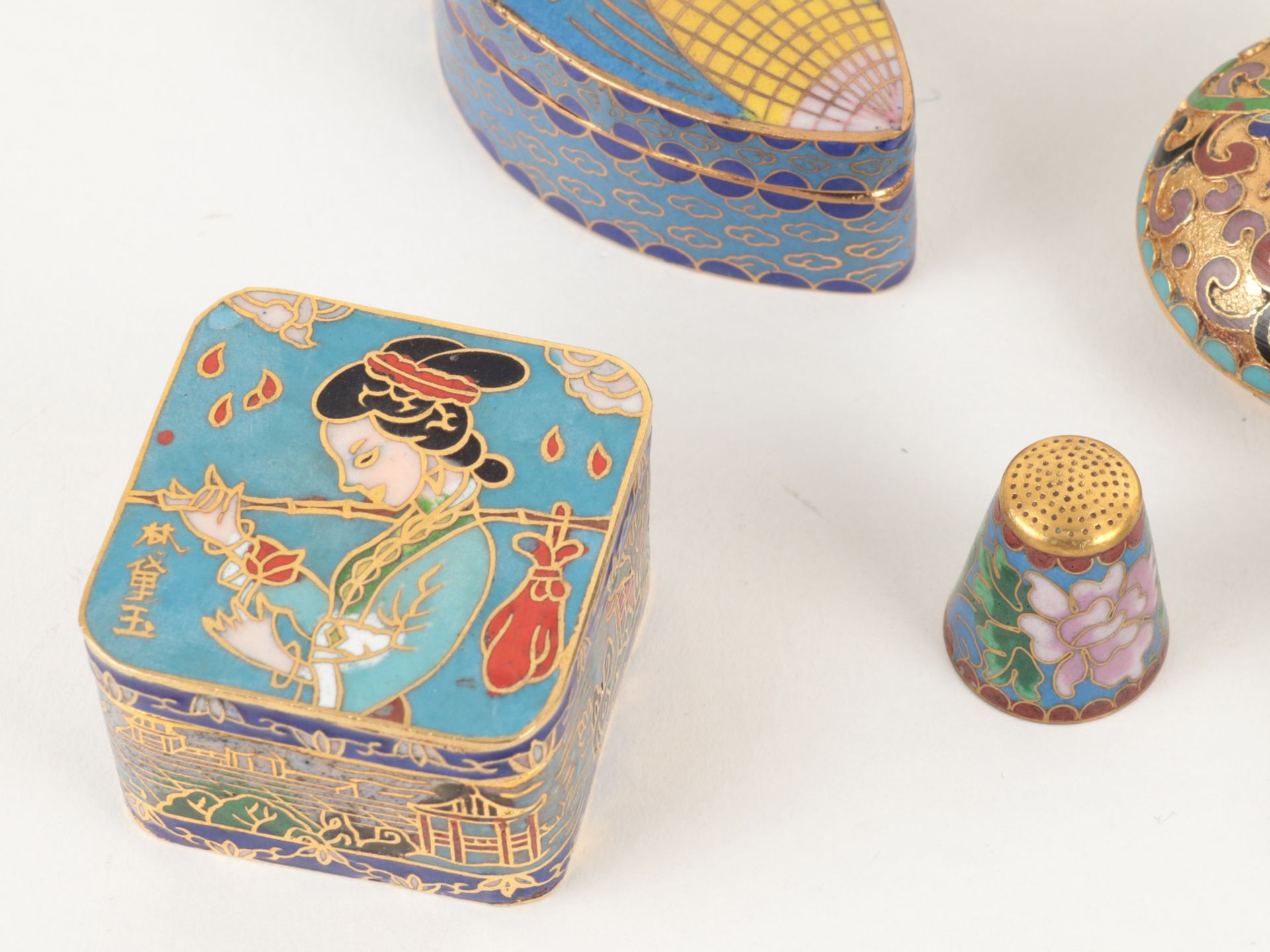 Cloisonne - Konvolut China, 8 St. 1 Miniaturvase mit Holzsockel, 1 Fingerhut, 5 versch - Bild 4 aus 4