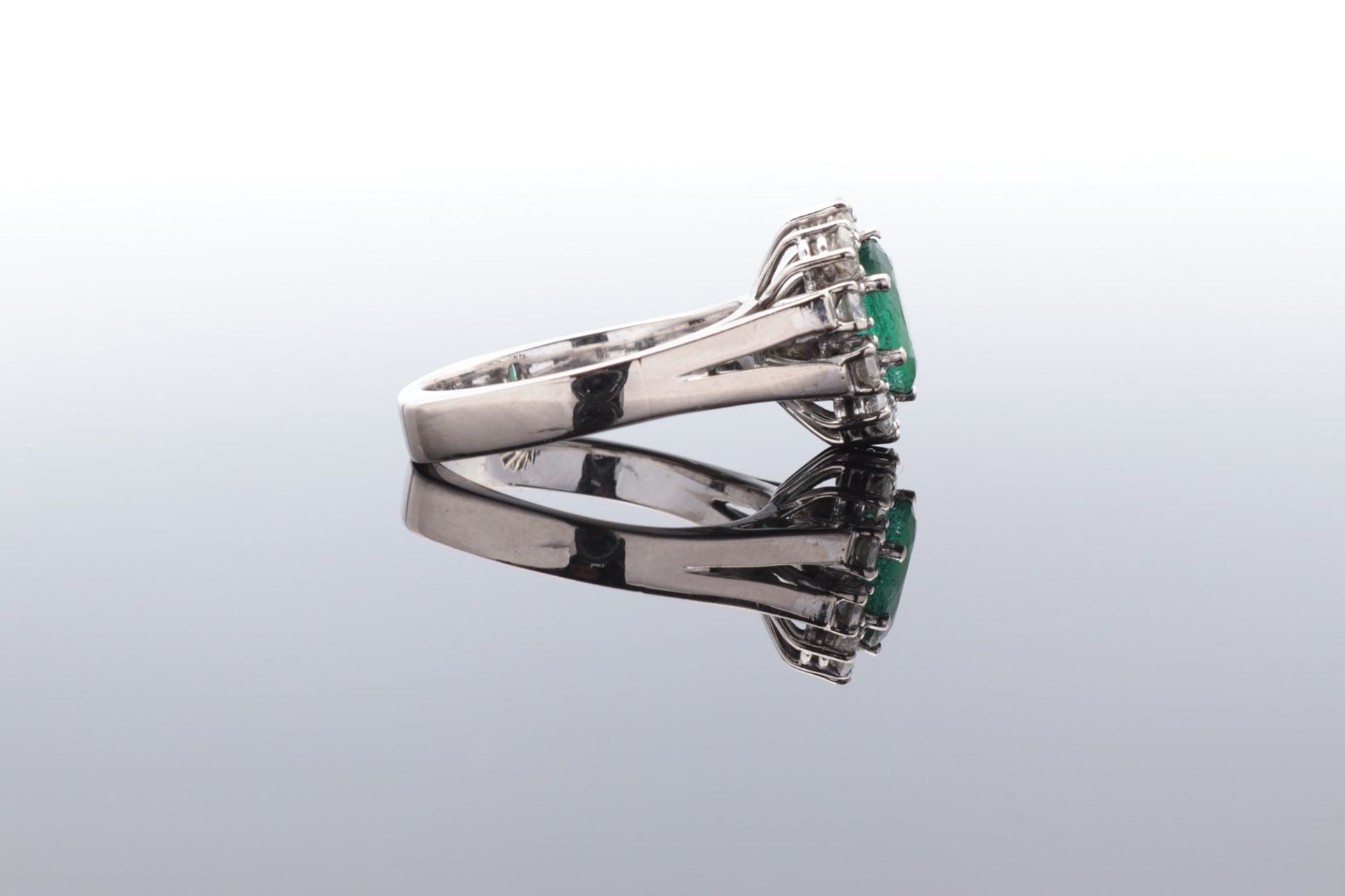 Brillant/Smaragd - Damenring WG 750, floraler Ringkopf, mittig besetzt mit einem facet - Image 6 of 6