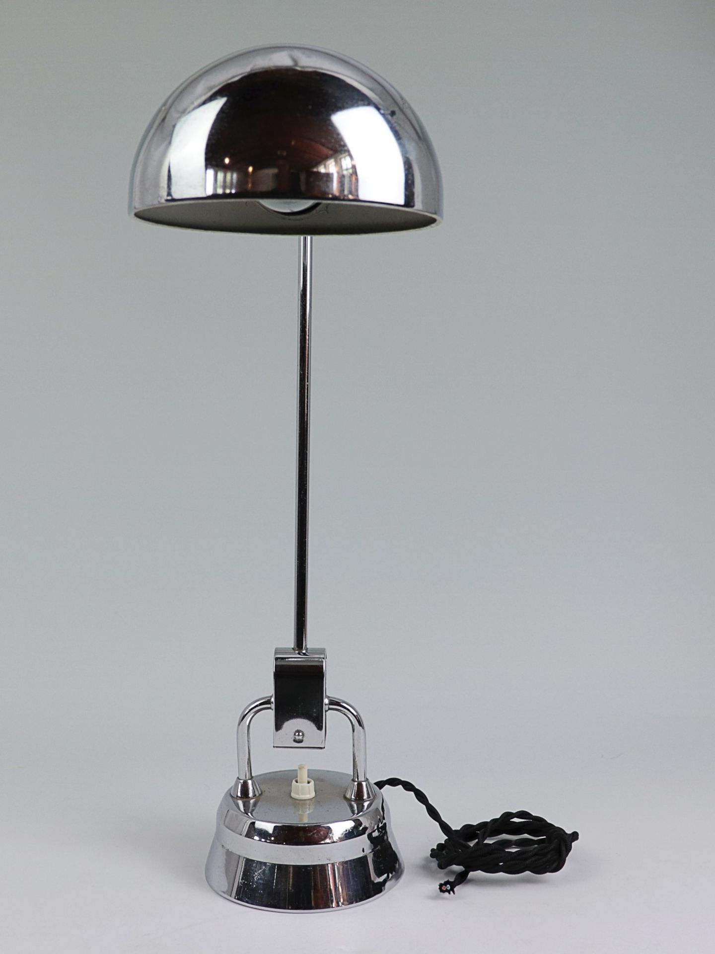 Tischlampe 1930er J., Entwurf wohl Charlotte Perriand, Metall, verchromt, einflammig,