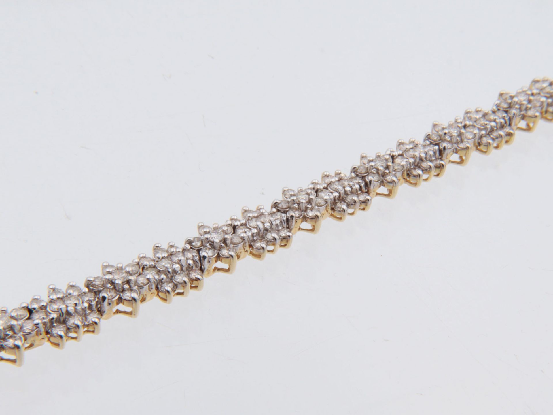 Diamant - Armband GG, gem. 14K, aus blütenförmigen Elementen, reich besetzt mit Diam - Image 2 of 5