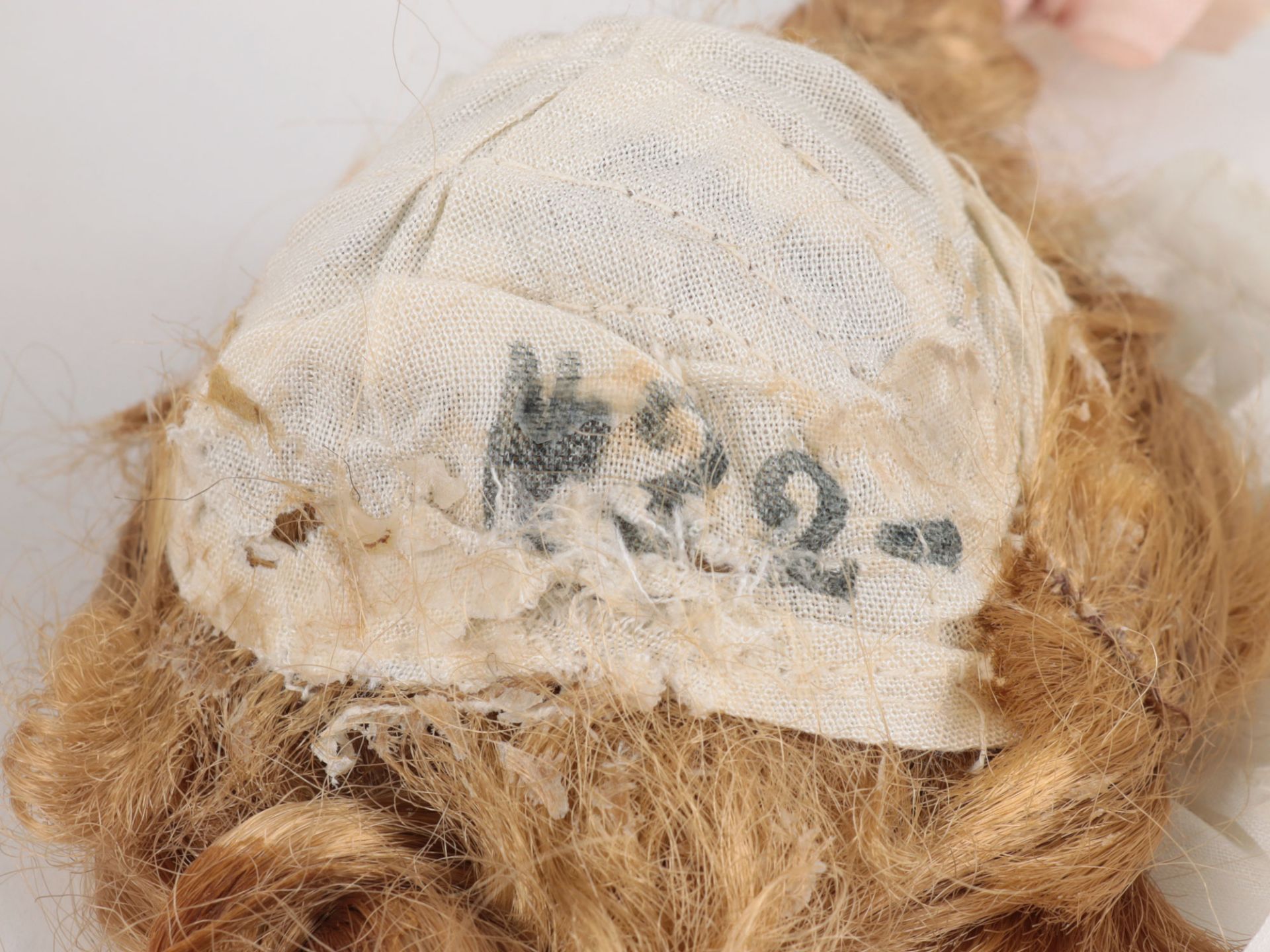 Puppe gem. "971 A.3/0.M, R.G.M.26", Biskuit-Porzellan-Kurbelkopf, blonde Mohairperüc - Image 5 of 14