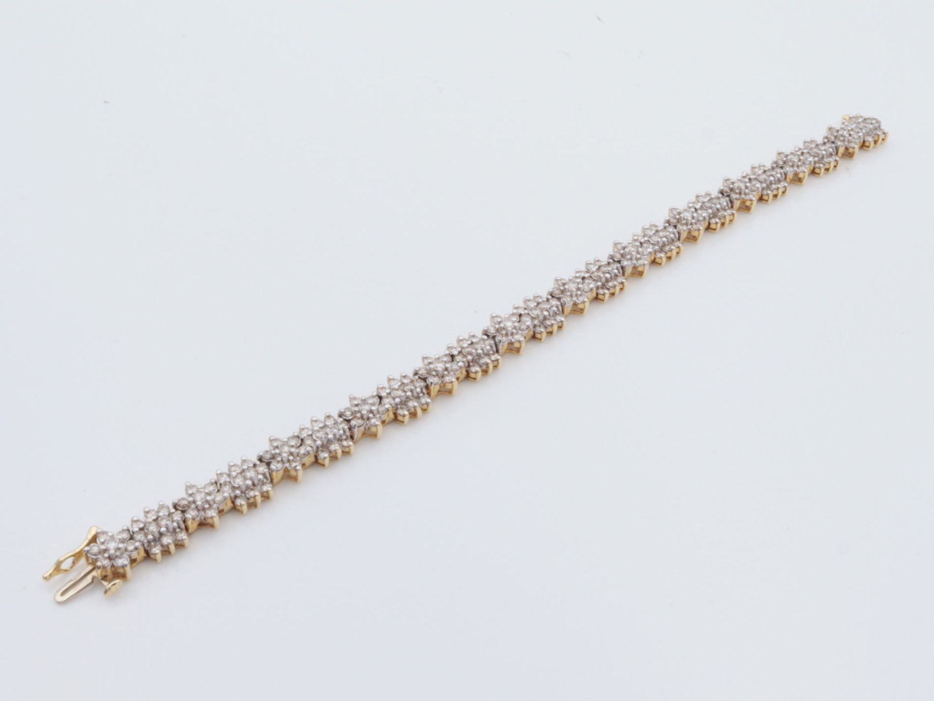 Diamant - Armband GG, gem. 14K, aus blütenförmigen Elementen, reich besetzt mit Diam