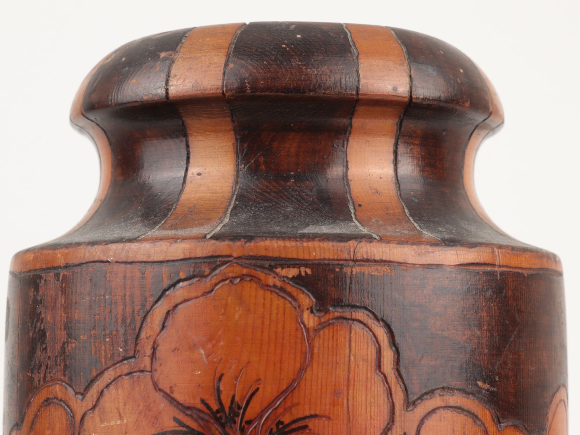 Jugendstil - Vase um 1910, Australien, Holz, gedrechselt, Ritzdekor, hell- u. dunkel g - Image 3 of 5