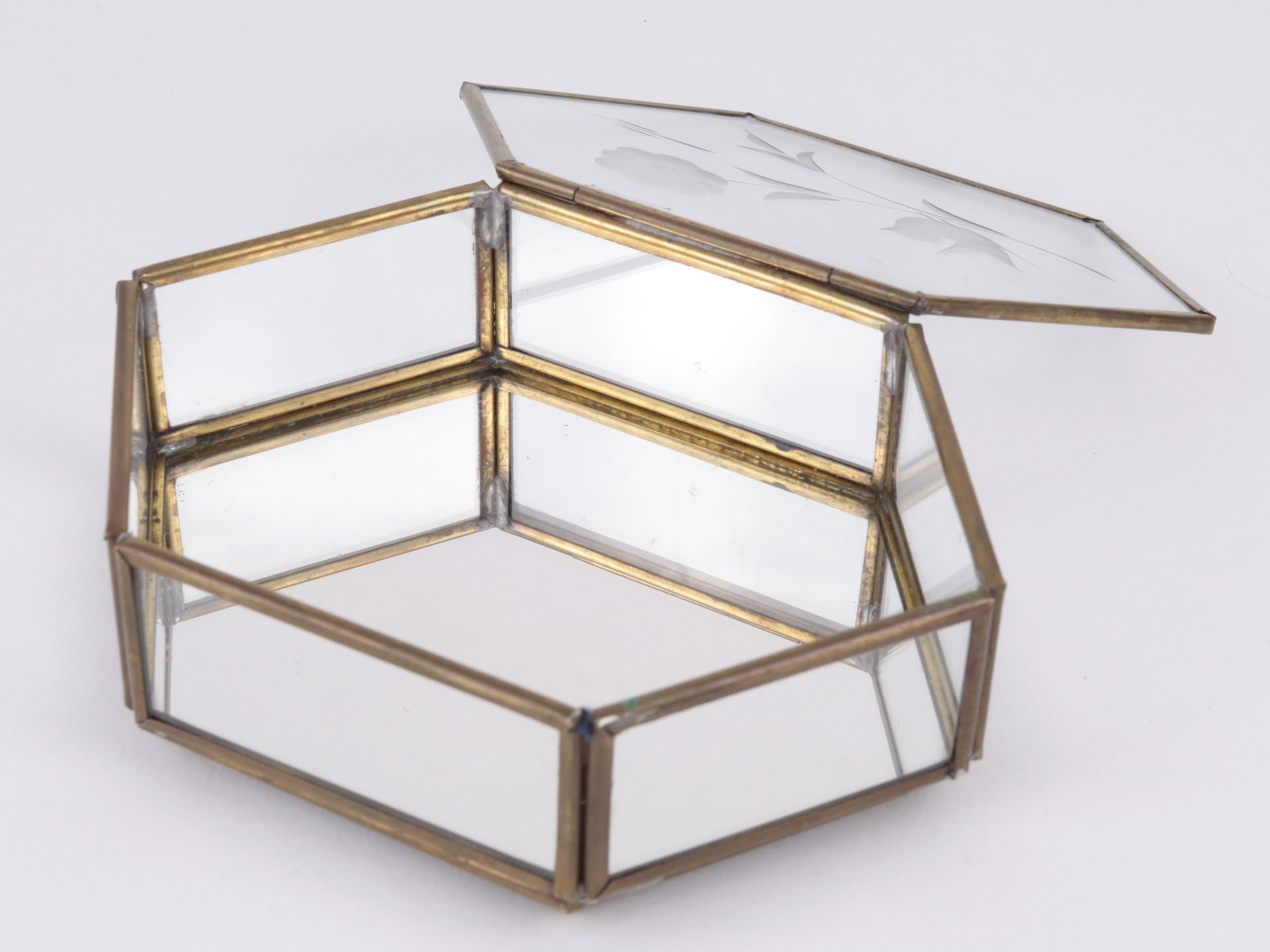 Jugendstil - Deckeldose Glas/Messing, geschliffen/geätzt, hexagonaler Korpus, Innenbo - Bild 2 aus 3